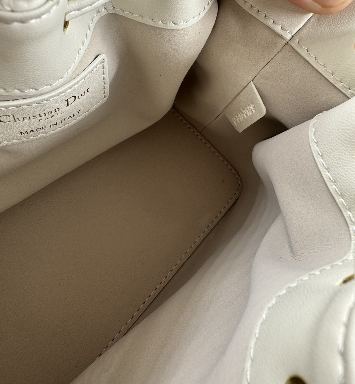 DIOR Small Dior Jolie Bucket Bag กระเป๋าทรงถังรูปทรงทันสมัย สง่างามเหนือกาลเวลา เกรดท็อปออริ สลับแท้ 1:1