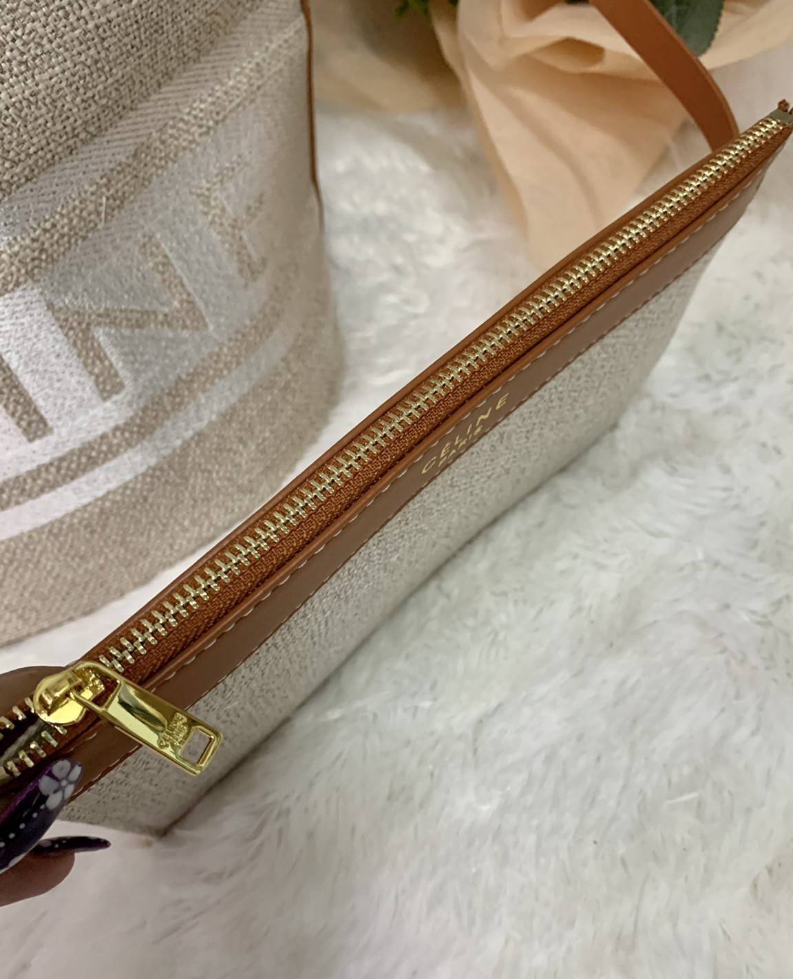 VIP 🥂 CELINE TEXTILE BUCKET BAG VIP / Celine Bucket Bag Beige / Tan วัสดุ Textile Canvas & CalfSkin ดีไซน์ทรง Bucket มาพร้อม Clutch ใบเล็กเข้าชุด ซื้อ 1 ได้ถึง 2 เป็นอีกหนึ่งรุ่นฮิตกันมาก งานสะไตล์วินเทจ ขนาดกำลังดี ผ้าเนื้อหนาค่ะ งานสวยตั้งอยู่ทร