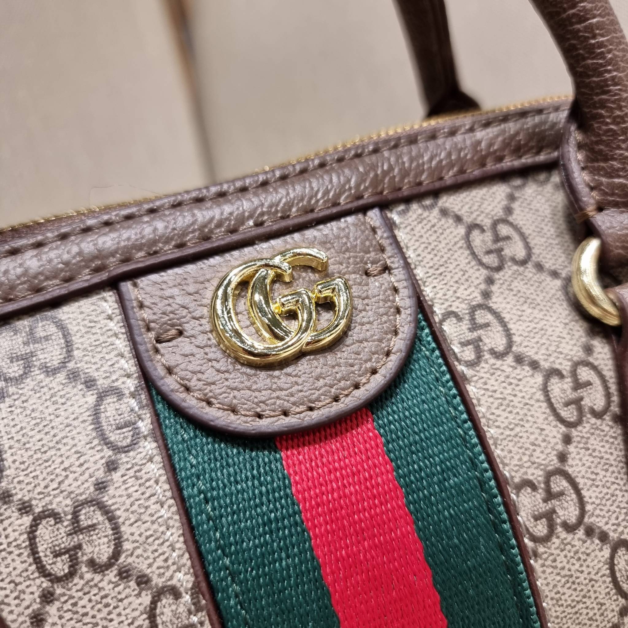 VIP 】GC CLASSIC DUFFLE BAG VIP GIFT กระเป๋าถือทรงหมอนสวยคลาสสิค สินค้าพิเศษจากเคาน์เตอร์ duty free แถมฟรี!! โบว์ผ้าลายแบรนด์ สำหรับตกแต่งหูกระเป๋า ผูกเป็นโบว์ หรือพันถนอมหูกระเป๋าก็ดูหรูมาก วัสดุหนังแคนวาส ดีไซน์แถบคาดโดดเด่น สวย หรู ใบจริงสวยมาก! เปิด-ปิ