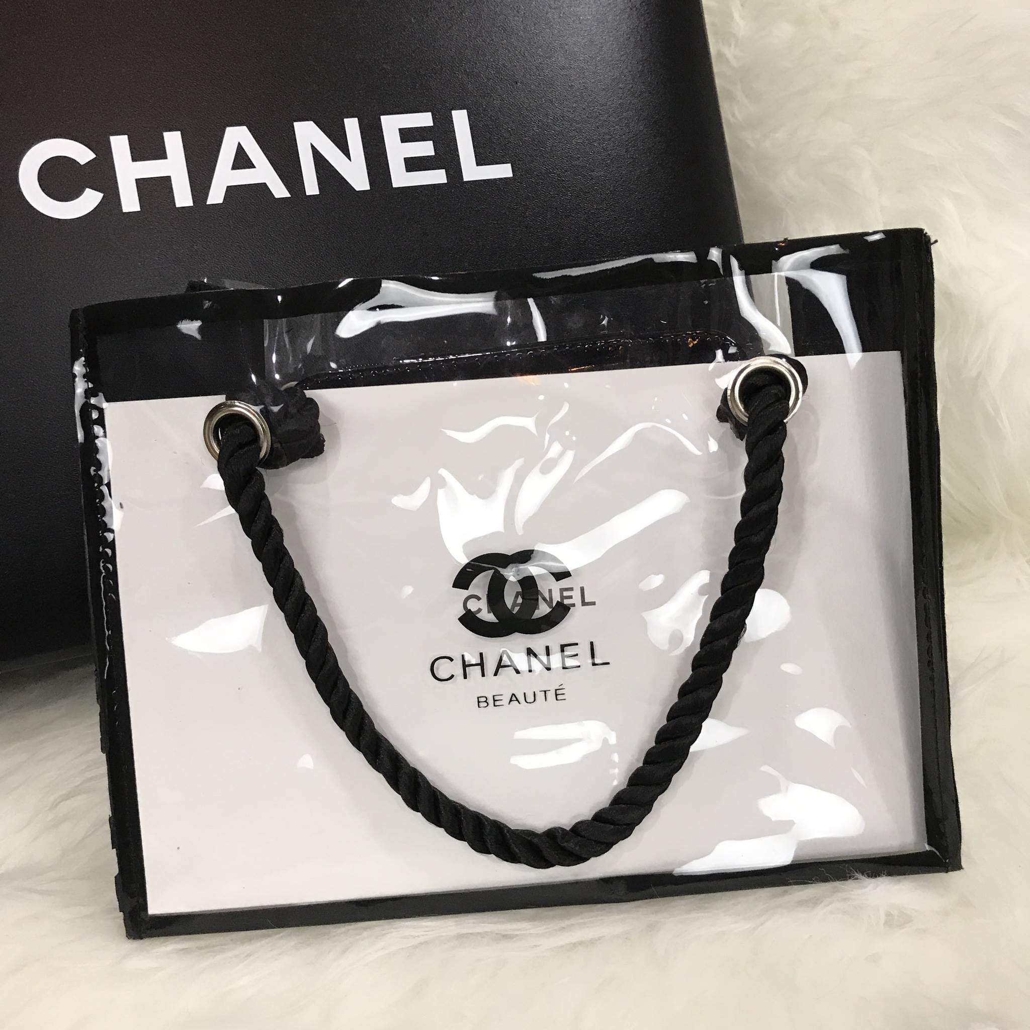 ห้ามพลาด! ไอเท็มหายาก..น่าใช้น่าสะสม! Must Have! New Chanel VIP Beaute Clear Transparent Cosmetic Bag & Chanel Cosmetic Hard Case Square With Zip พรีเมี่ยมกิ้ฟ Limited Edition จากผลิตภัณฑ์ Chanel Lelift ของแท้นำเข้าจากเคาเตอร์ต่างประเทศ ราคาสุดคุ้ม สาวก C