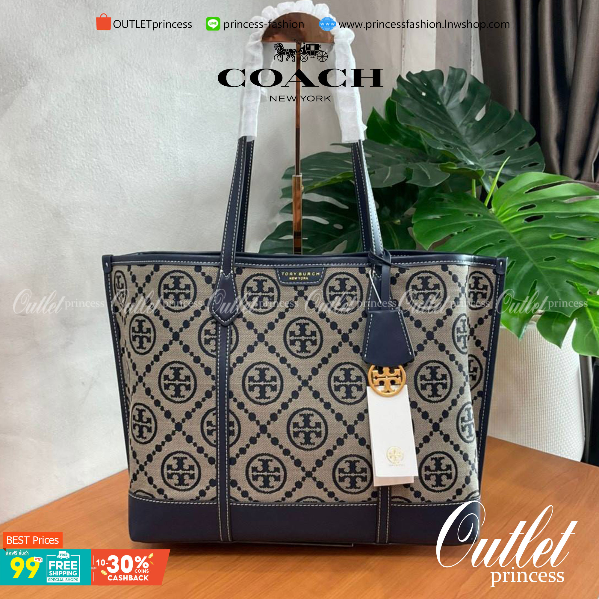 TORY BURCH T MONOGRAM TRIPLE - COMPARTMENT TOTE กระเป๋า/สะพายไหล่ทรง SHOPPING BAG วัสดุผ้าผ้าแคสวาสปักลายสัญลักษณ์แบรนด์ ตั้งอยู่ทรง สวยหรู ดูแพง จุของได้เยอะมาก ภายในแยกเป็น 2 ช่องหลัก 1 ช่องซิปตรงกลาง แบ่งเป็นสัดส่วนใช้งาน