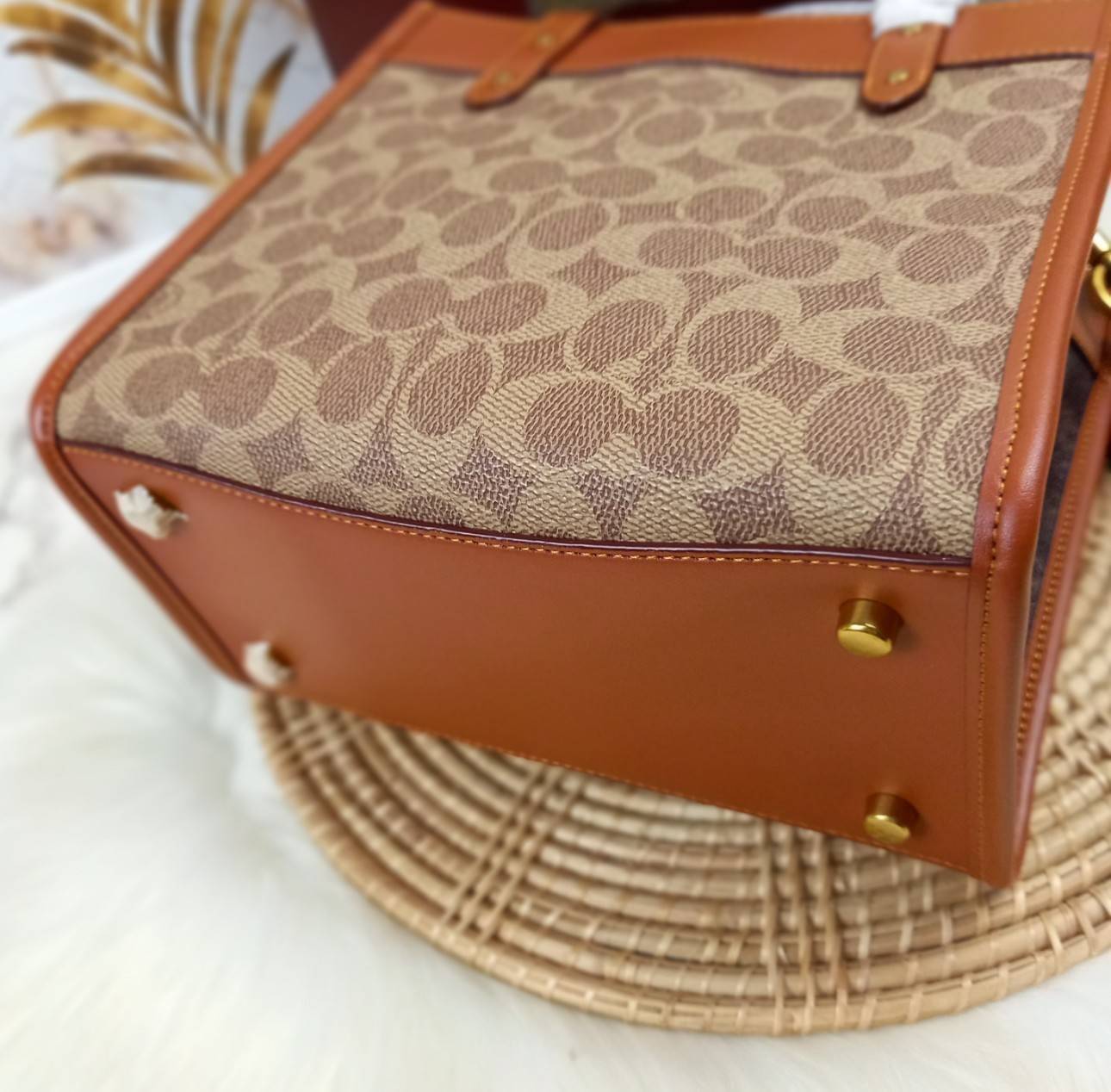 COACH FIELD TOTE 22 WITH HORSE AND CARRIAGE PRINT (C3866)ðāļāļĢāļ°āđāļāđāļēāļāļ·āļ āļāļĢāļ°āđāļāđāļēāļŠāļ°āļāļēāļĒ Unisex āļāļĢāļ TOTE āļŠāļļāļāļŪāļīāļ āļāļĩāđāļŪāļīāļāļāļąāļāļĄāļēāļāļāļąāđāļāļāļēāļĒāđāļĨāļ°āļŦāļāļīāļ// āļ§āļąāļŠāļāļļāļŦāļāļąāļāđāļāļāļ§āļēāļŠāļāļļāļāļ āļēāļ āļāļŠāļĄāļŦāļāļąāļāđāļāđāļāļĒāđāļēāļāļāļĩ āļāļĒāļđāđāļāļĢāļ āļŠāļļāļāļŠāļ§āļĒ āđāļāļāđāļāđāļāļāđāļ§āļĒāļĨāļēāļĒ C Signature āļāļĩāđāđāļāđāļāđāļāļāļĨāļąāļāļĐāļāđ// āļāđāļēāļāđāļāđāļĨāđāļāļāļ§