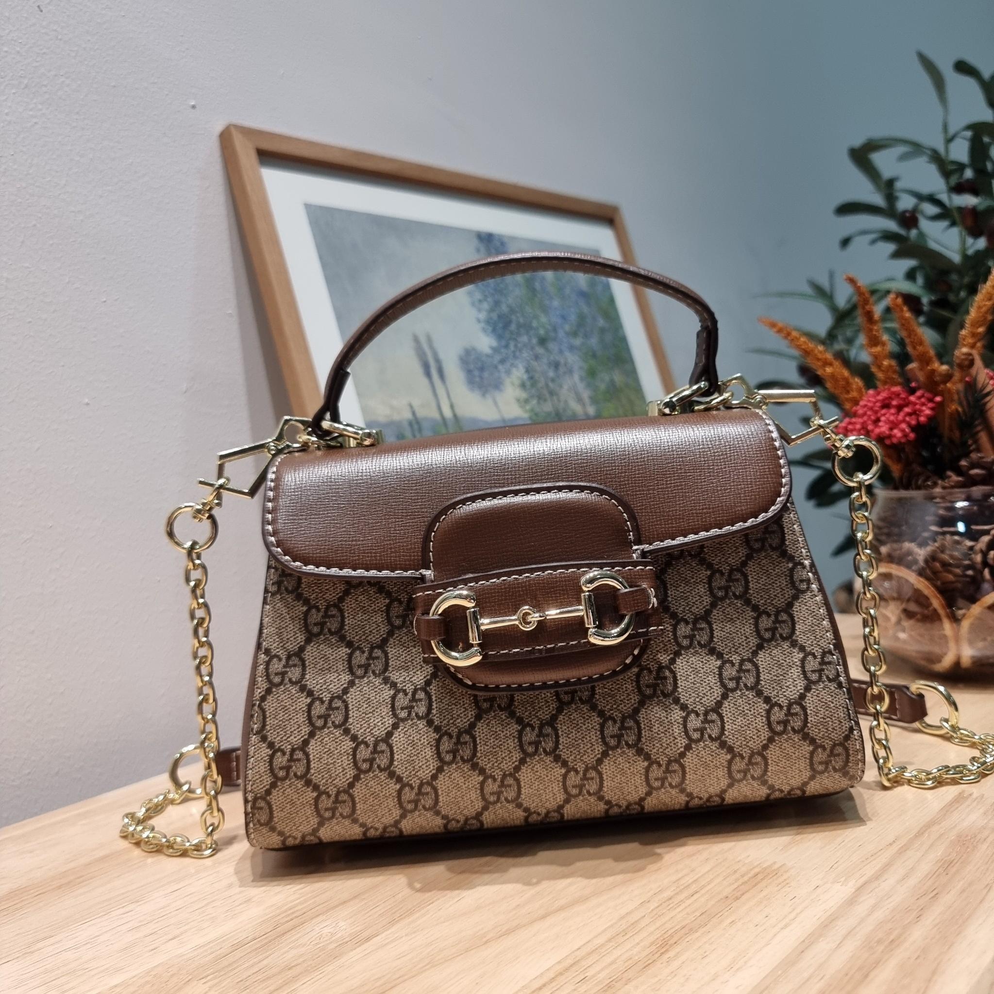 Gucci Horsebit 1955 mini bag / GG VINTAGE CROSSBODY BAG ใหม่จากพรีเมี่ยมกิ๊ฟสุดคุ้ม กระเป๋าสะพายข้าง สวยย้อนยุค ดีไซน์วินเทจแฝงความหรู วัสดุหนังแคนวาส เปิด-ปิดด้วยกระดุมแม่เหล็ก ภายในโล่งกว้าง แบ่งสัดส่วนไว้อย่างดี สายสะพายมีให้ 2 ถึงแบบ สลับใช้ได้ไม่มีเบ