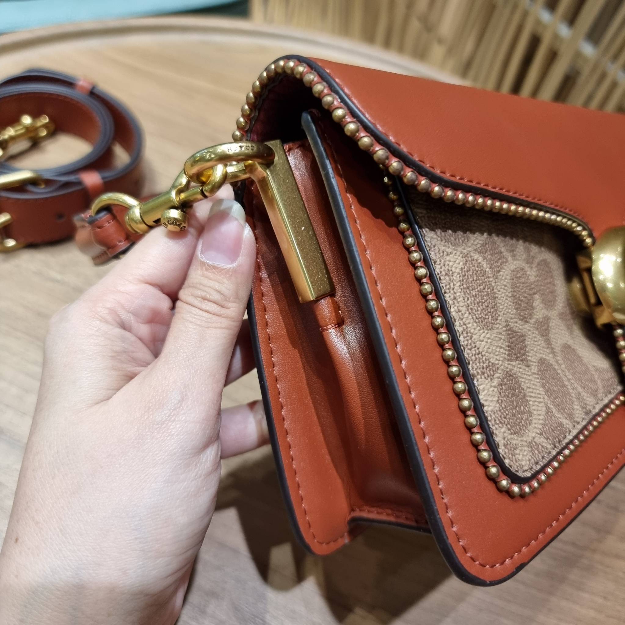 COACH TABBY SHOULDER BAG 26 IN SIGNATURE CANVAS WITH BEADCHAIN (6793,91215) กระเป๋าสะพายไหล่ ดีไซน์วินเทจย้อนยุค สวยคมชัด คลาสสิคใช้ได้ทุกลุค วัสดุหนังแท้สลับหนังแคนวาสเคลือบลาย เปิด-ปิดด้วยแม่เหล็กในตัว รับรองแน่นหนา ด้านหลังมีช่องแยก ภายในเป็นช่องโล่ง ข