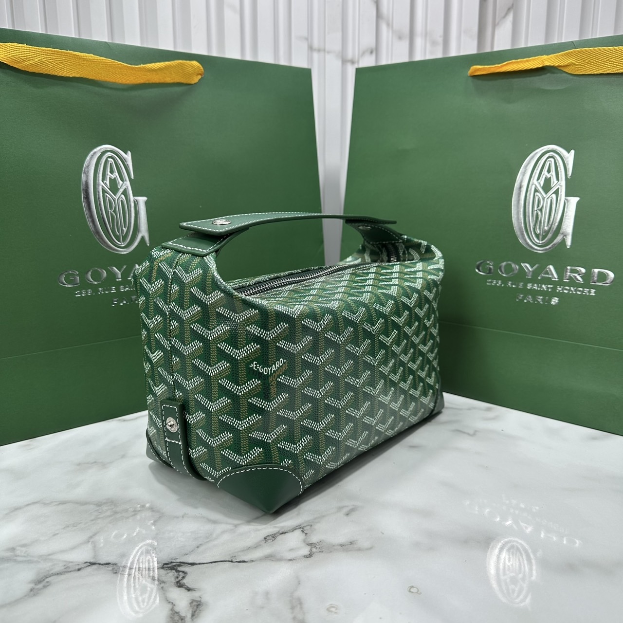 ORI หนังแท้ | Goyard Bowling 25 Toiletry Bag / Goyard Pouch กระเป๋าทรงพอช พร้อมสายถือจับถนัดมือใช้งานง่ายกะทัดรัด ตอบโจทย์ความเรียบง่ายแต่คลาสสิก ใช้ได้ทั้งชายหญิง หรูหรา ติดแกรมที่สุด เป็นรุ่นตามหา ที่ตอนนี้มีพร้อมส่งแล้วค่า