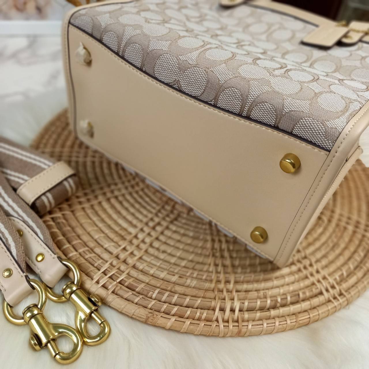 ใบนี้ ช่วยให้ชีวิตง่ายขึ้นเยอะเลย🌈🌺>>COACH FIELD TOTE 22 IN SIGNATURE JACQUARD(COACH C3865) 🍁กระเป๋าถือ สะพาย รุ่น Unisex ใช้ได้ทุกเพศวัย ขนาดเหมาะต่อการใช้งานในแต่ละวันมากๆ //วัสดุ jacquard ลาย signature ตกแต่งดีเทลด้วยหนังแ