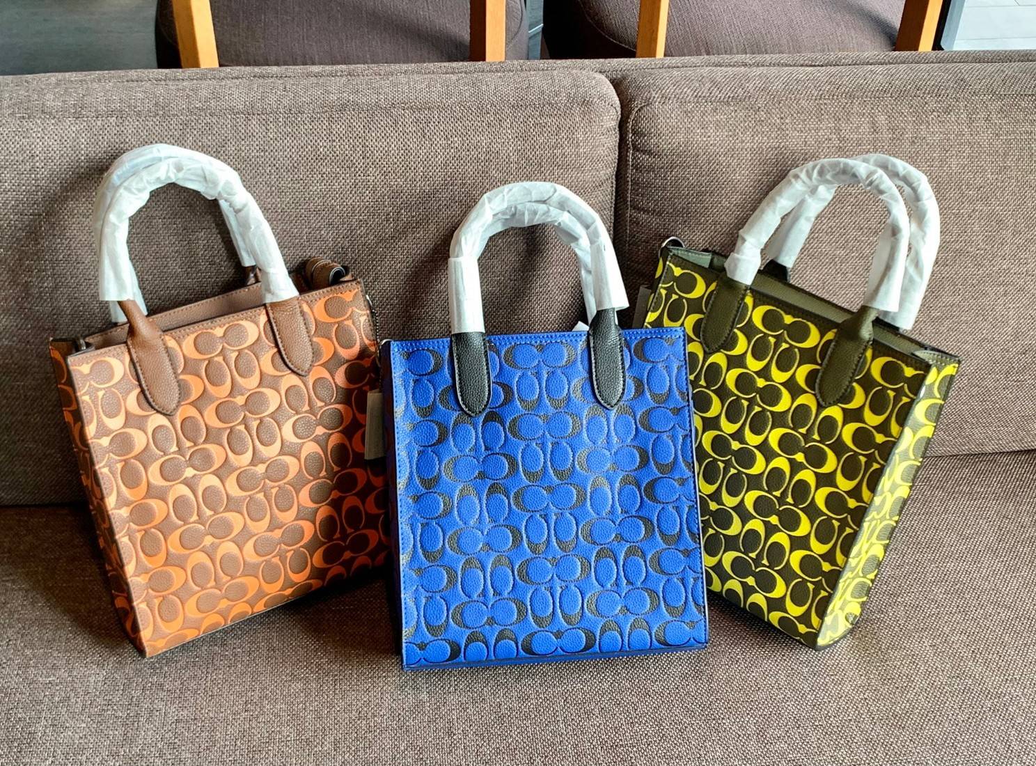 COACH COLORFUL GOTHAM TOTE SIGNATURE ((CA814)) รุ่นนี้ใช้ได้ทั้งผู้ชายและผู้หญิง ขนาดกลางๆกำลังสวยเลยค่ะ ใหม่ล่าสุด ก่อนใคร! กับกระเป๋าที่รังสรรค์สีออกมาได้สดใส เรียกได้ว่าจัดเต็มในเรื่องสีมีเดียวค่ะ หนังแท้ ลายหนังสวย บวกกับโลโก้แบรนด์ทั้งใบที่ลงลายสีได้