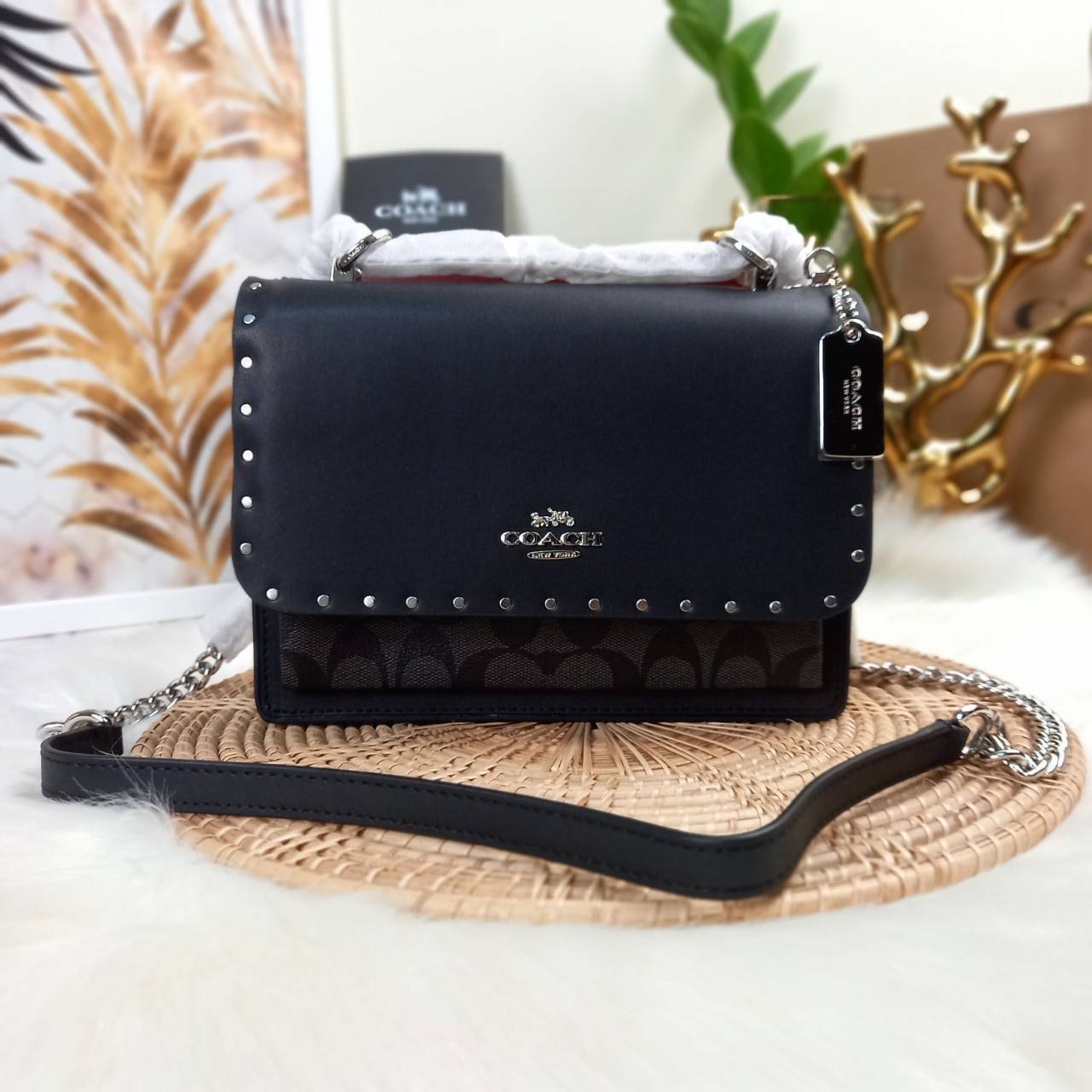 COACH KLARE CROSSBODY IN SIGNATURE CANVAS WITH RIVETS (90400) กระเป๋าถือ กระเป๋าสะพาย รูปทรงสวยงามสุดคลาสสิค แมทท์ง่ายเข้าได้กับทุกลุค แอบกระซิบดังๆนิดนึงว่า! ใบจริงสวยม๊ากก!!// วัสดุแคนวาส ผสมหนังแท้ อยู่ทรง รูปทรงสวยม๊ากก!// ด้านในแบ่งช่องให้ถึง 4 ช่อง 