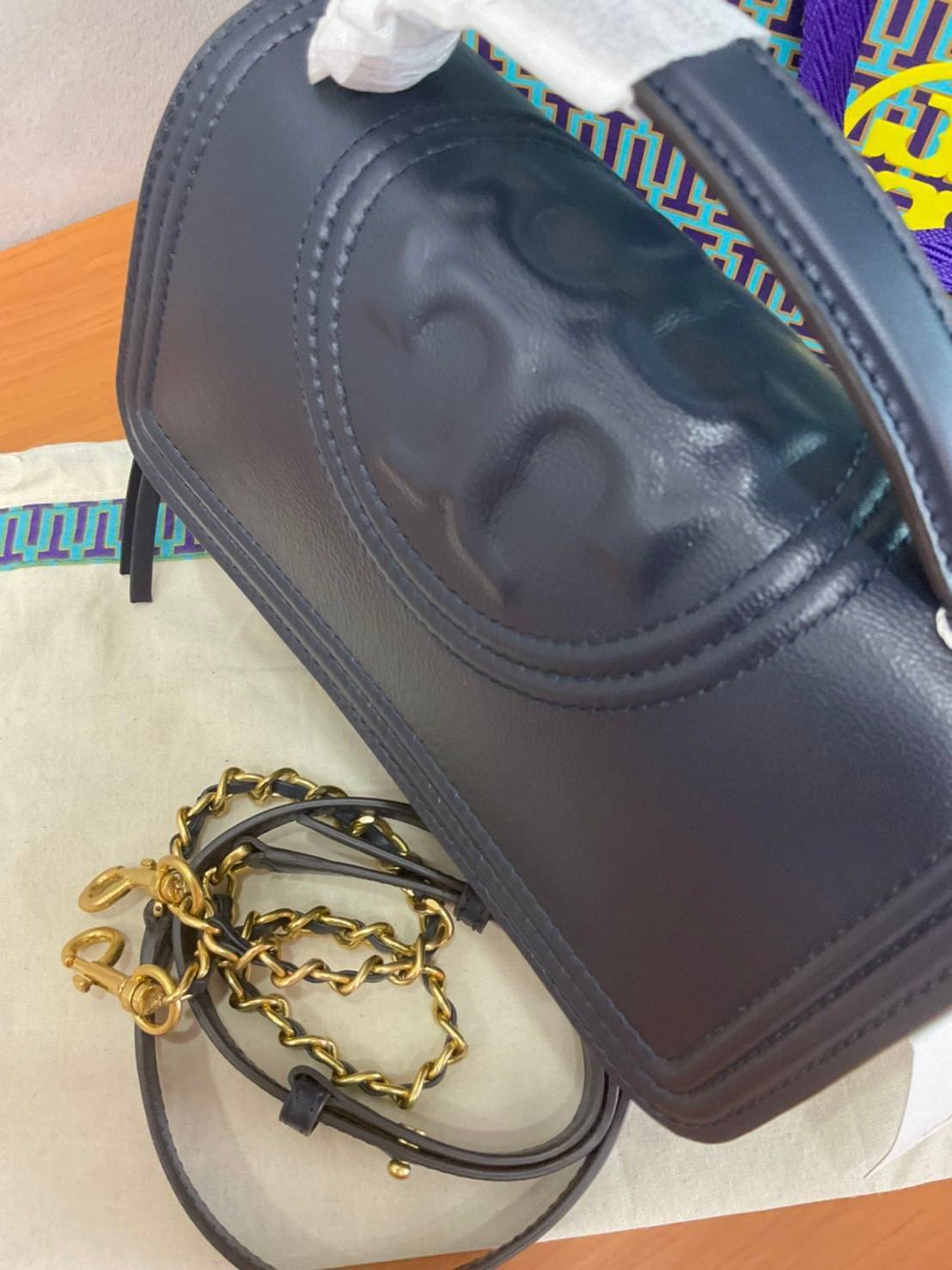 Tory Burch Fleming Satchel Bag รุ่น 45147 สี Royal Navy กระเป๋าสะพาย Crossbody ทรงสวย ดีไซน์เก๋ สุดคลาสสิค เพิ่มดีเทลโลโก้แบรนด์บนฝากระเป๋าอัพลุคให้ดูเท่ห์ และ พู่หนังถอดได้ วัสดุหนังแท้ สัมผัสนุ่มมือ หนังสวย น้ำหนักเบา ตั้งอยู่ทรง เปิดปิดด้วยกระดุมแม่เหล