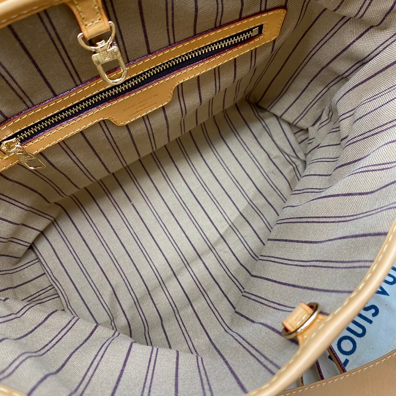 LV Monogram Delight Canvas มี 2 ขนาด กระเป๋าสะพายข้างทรงสูงใบใหญ่หนังแกะสังเคราะห์ หูหิ้วปั้มโลโก้ ด้านในมี1ช่องซิป 1ช่องใส่ของจุกจิ๊ก อะไหล่ทองหรูหรา มีสายยาว ถอดสายได้ ปรับระดับได้ จุของได้เยอะ หรูหรา สวยงาม เหมาะกับทุกโอกาศ ต้องมีติดตู้ห้ามพลาดเลยค่า