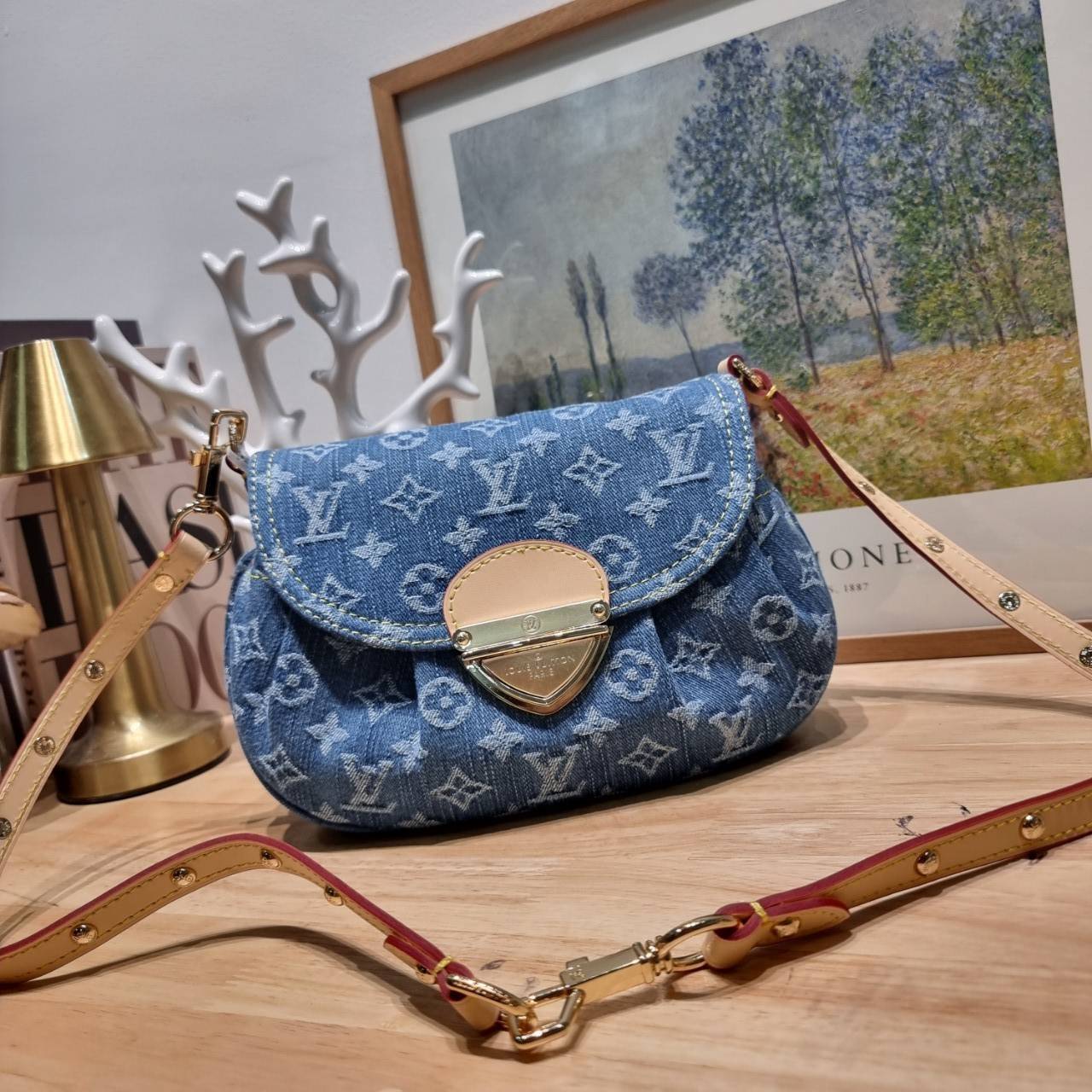 LV Sunset Denim Bag / LV Sunset Monogram Denim - Handbags แรงมากฉุดไม่อยู่ กับกระแสคอลใหม่ lvremix ดีไซน์แบบตัวมัม y2k รูปทรง baguette สวยดูแพง ใบนี้ก็ฉ่ำสุดๆ