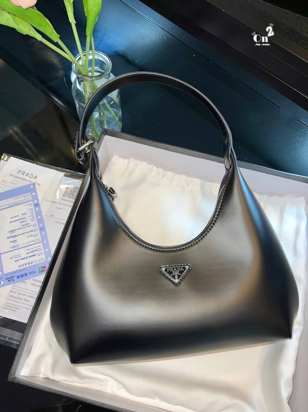 PRADA LEATHER HANDBAG กระเป๋าสะพายไหล่ดีไซน์เก๋และมาแรงมาก สาวๆติดแกลมต้องไม่พลาด สวยดูแพง หนังเงาหรูหรา