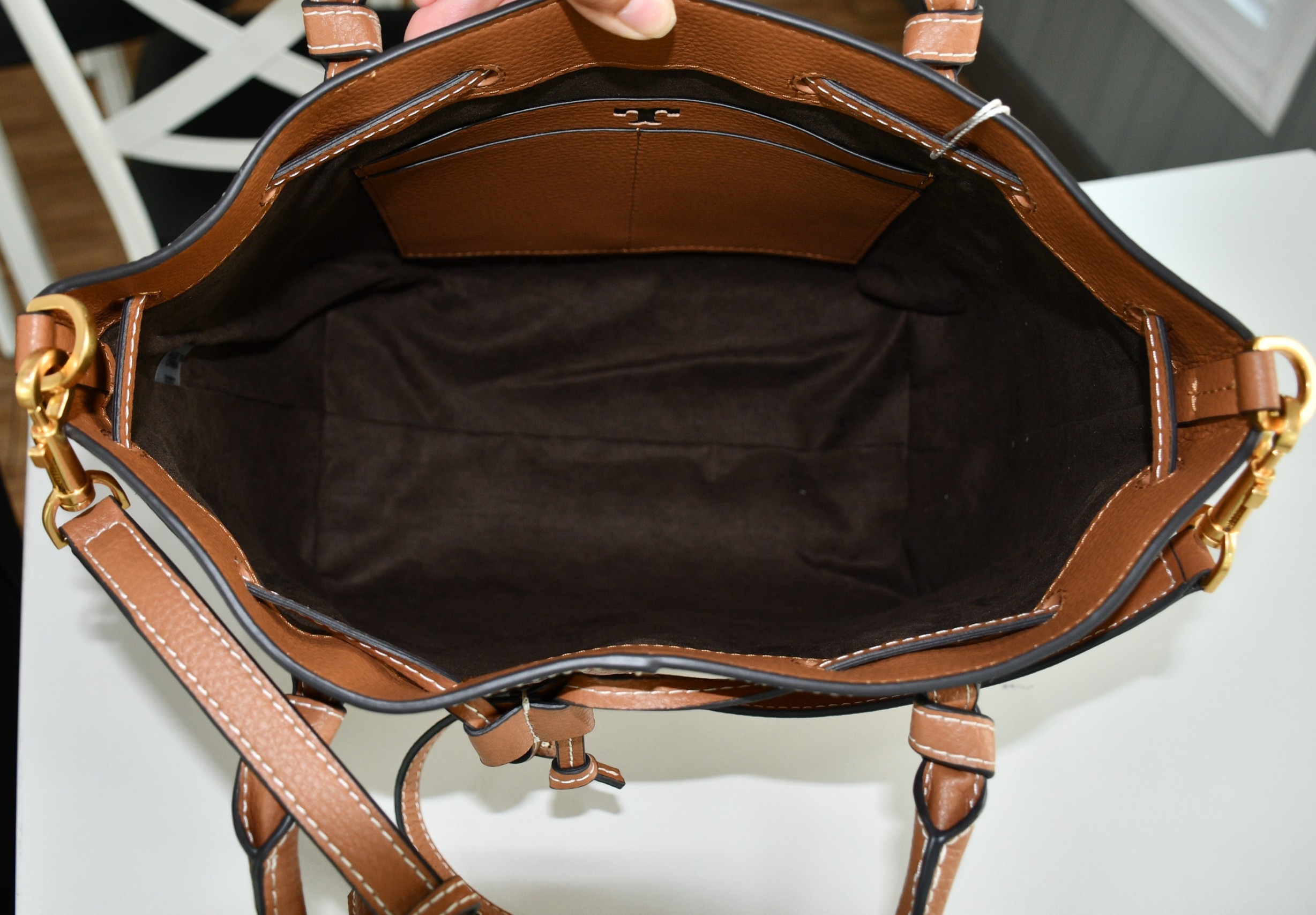 OUTLET 】TORY MCGRAW SMALL DRAWSTRING กระเป๋าถือหรือสะพายข้าง วัสดุหนังวัวแท้ อะไหล่ทอง เปิด-ปิดด้วยสายหนังรูด จะถือหรือสะพายข้างได้Crossbodyได้ น้ำหนักเบาจุของได้เยอะ ด้านหน้าประดับโลโก้แบรนด์ ด้านในมีช่องเล็กสำหรับใส่บัตรใส่ตังค์ได้ มีสายยาว ปรับสายได้ ถ