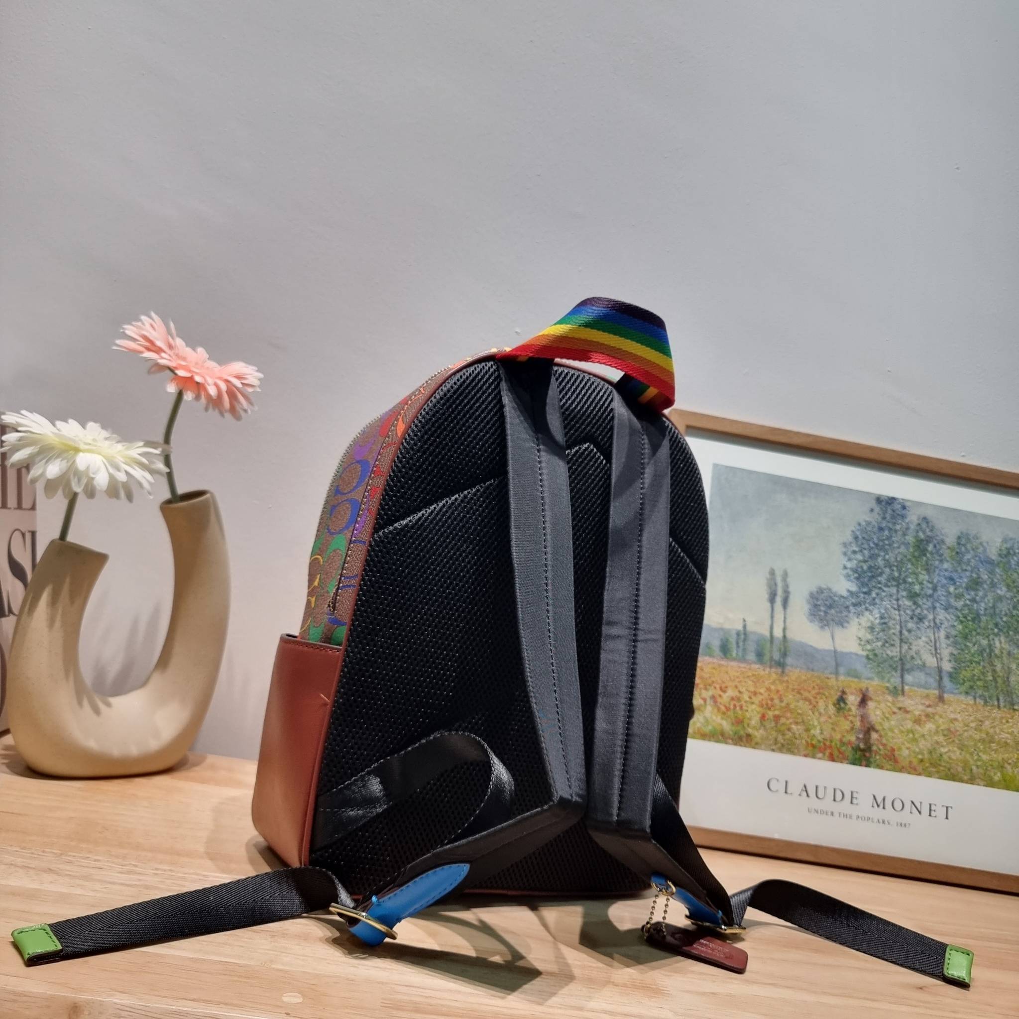 Coach Court Backpack In Rainbow Signature Canvas CA140 กระเป๋าเป้ต้องมาแล้ว ช่วงส่งท้ายปี เทศกาลที่ใครๆก็ไปเที่ยว ใบนี้ตอบโจทย์แน่นอน โดดเด่นด้วยลวดลายสีรุ้ง วัสดุหนังแคนวาส มีช่องซิปให้เลือกใส่ได้มากมาย แย่งสัดส่วนไว้เป็นอย่างดี ด้านหลังบุนวมซอฟท์หลังเวล
