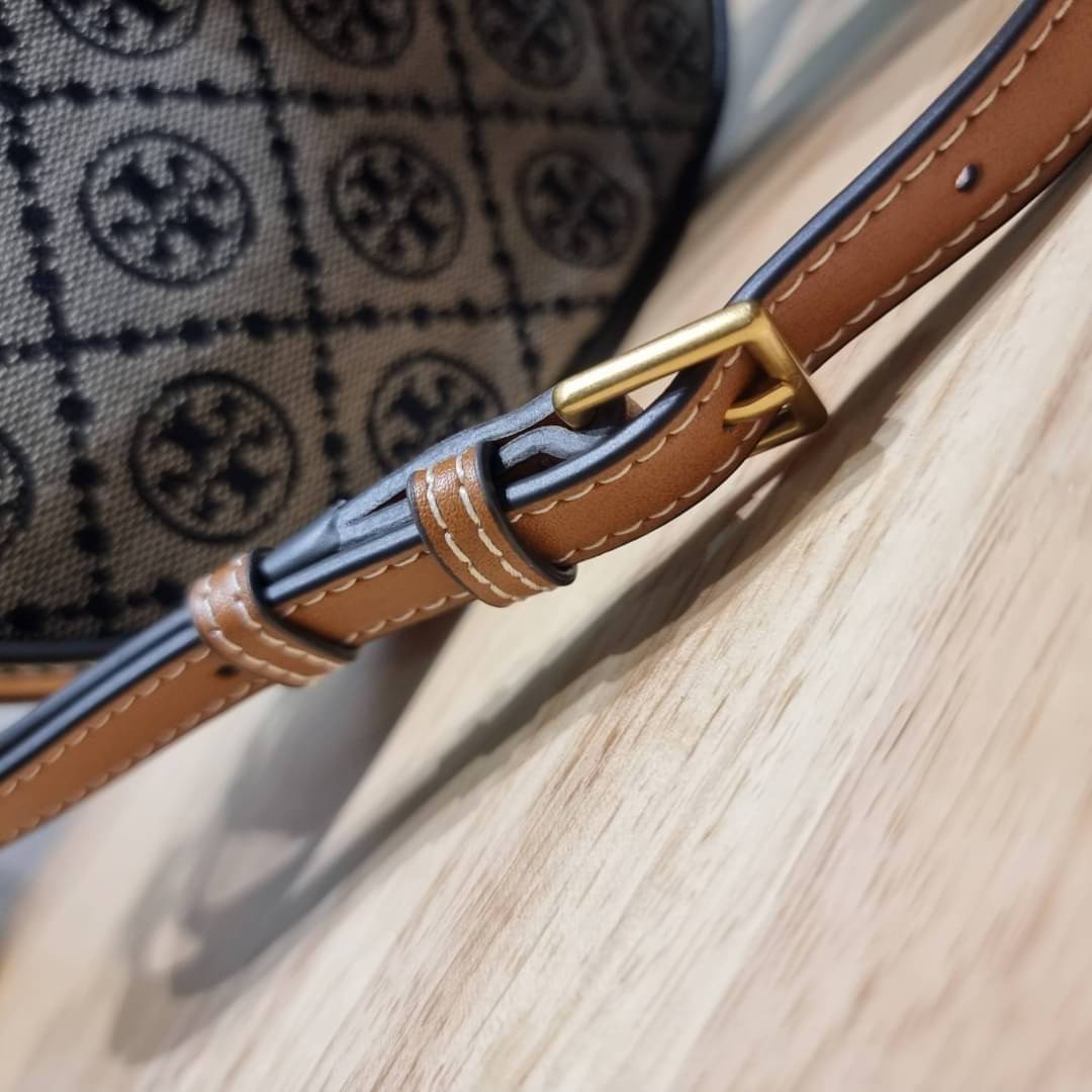 Tory Burch T Monogram Mini Crescent Bag / TORY BURCH T MONOGRAM MINI JACQUARD CRESCENT BAG ร้อนแรงกว่านี้ไม่มีแล้ว กับไอเท็มที่เซเลปรีวิวเยอะมาก!! สาวๆตามหากันไปอีก กระเป๋าทรง half moon ที่ดีไซน์บนผ้า jacquard ลวดลายซิกเนเจอร์ เรียบหรู ผู้ดีมากแม่!