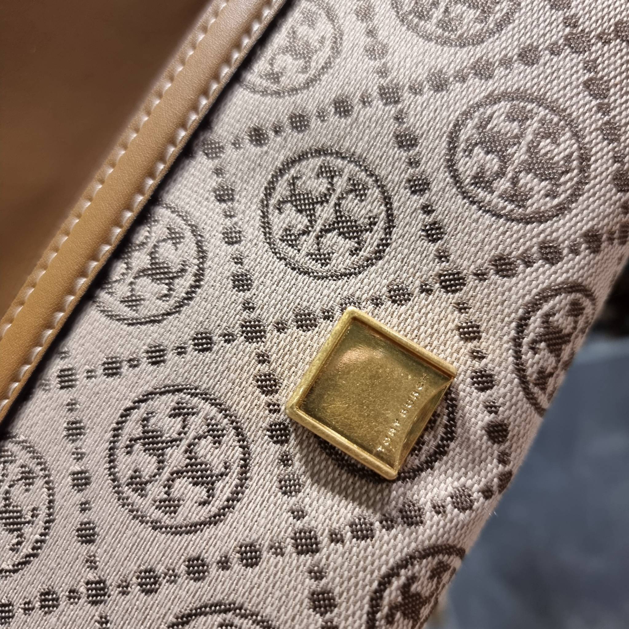 TORY BURCH T MONOGRAM JACQUARD CROSSBODY WALLET best seller ของคอลเลคชั่นนี้ ต้องไม่พลาด กับกระเป๋าสะพายกึ่งกระเป๋าสตางค์ ที่ช่วยให้ชีวิตง่ายขึ้น วัสดุผ้า jacquard ตัดสลับหนังแท้ เปิด-ปิดแบบฝาปิดแม่เหล็ก ภายในใส่ธนบัตรได้ มีช่องใส่บัตร และยังมีช่องซิปอีกด