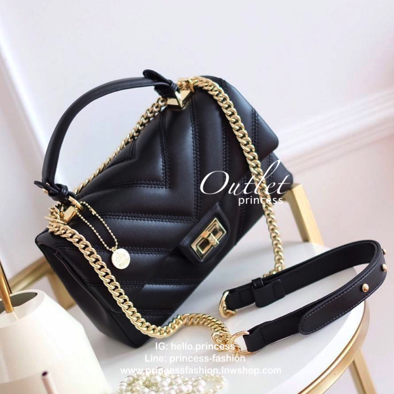 KEEP รุ่น coco chain handbag กระเป๋าทรงหรู รอบใหม่ ใช้หนัง Microfiber นิ่ม ฟู ตึงสวย ทนกว่าเดิมอยู่ทรง ใครชอบสไตล์นี้ห้ามพลาดนะคะ ใบนี้มีหูถือได้ ด้านในสีแดงสวย มีช่องแบ่งเก็บของหลายช่อง ด้านหลังมีช่องพิเศษสามารถใส่มือถือได้ค่ะ สายปรับ สั้น ยาวได้ ใบนี้ ค