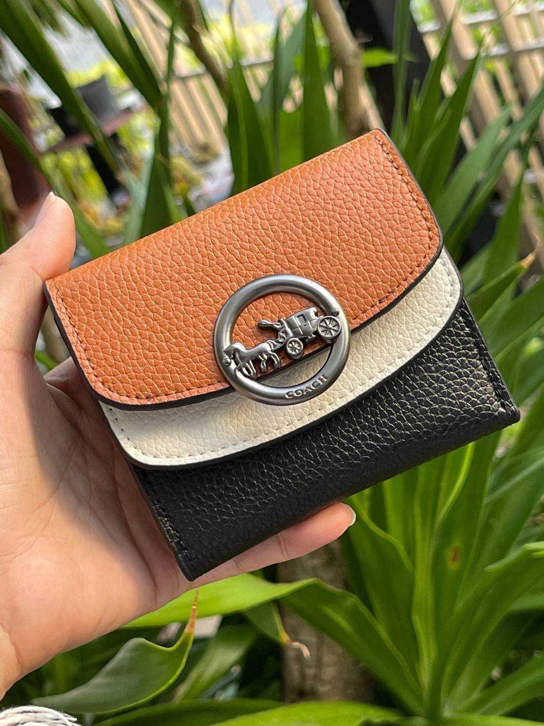 OUTLET 】COACH JADE SMALL DOUBLE FLAP WALLET IN COLORBLOCK (COACH F88002) หากใครต้องการกระเป๋าสตางค์ใบสั้นสำหรับวันที่ต้องการใช้กระเป๋าสะพายใบเล็ก หรือวันที่ไม่พกกระเป๋าสะพาย เราขอแนะนำใบนี้เลยค่ะ โดยใบนี้เป็นกระเป๋าสตางค์แบบพับสามทบ ปิดแบบกระดุม2ชั้น มีช่