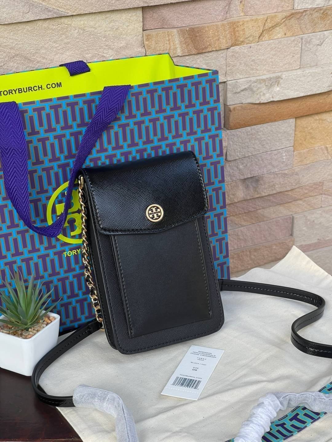 OUTLET 】Tory burch robinson mixed materials phone crossbody ไอเท็มหรูจากแบรนด์ดังอย่างTory burch อีกแบรนด์สุดคลาสสิกที่มีทั้งความเท่และความเรียบหรูลงตัว กับรูปทรงแบบมินิมอลสีเหลี่ยมมุมโค้งเรียบ ๆ ดีไซน์ฝาพับปิดกระเป๋าได้มิดชิด ยังมีลักษณะที่แนบกับตัวผู้ใช