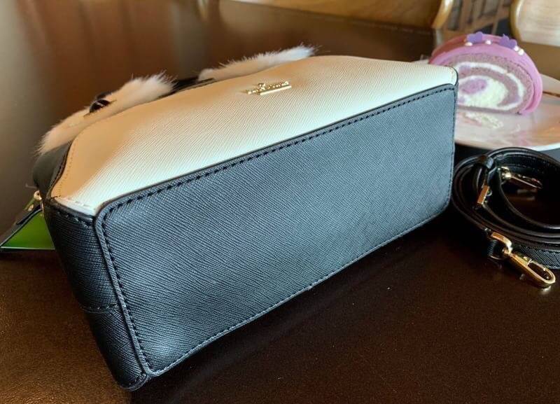 Kate spade new york penguin crossbody bag 📌สินค้าแนะนำ รุ่นหายากค่ะ!! กระเป๋าถือหรือสะพายข้าง วัสดุหนังซาฟเฟียโน่ หนังนิ่มมือ น้ำหนักเบาค่ะ ด้านหน้าแต่งดีเทลรูปตาติดขนมิ้งได้สุดเก๋มากๆค่ะ ช่องใส่กระเป๋าแบ่งเป็น3ช่อง มีข่องซิปหลักตรงกลาง แต่ละช่องก