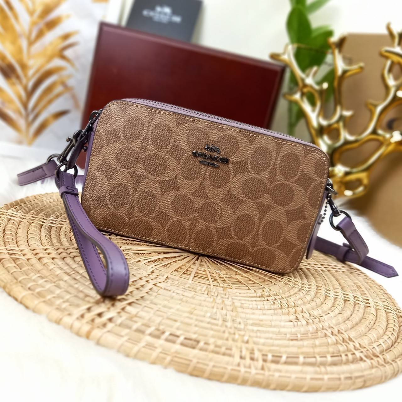 COACH KIRA CROSSBODY IN SIGNATURE CANVAS (COACH F89399)🍁เหมาะมือมาก หยิบใช้ง่ายสบายเลย🌈//รุ่นนี้ จะถือ จะคล้องมือ สะพายคลอสบอดี้ ได้หลายลุค จัดวางตามต้องการได้เลย // มีสายคล้องมือ และสายยาว สามารถถอดได้ทั้ง 2 สาย //เปิด-ปิดด้วยซิป มี2 ช่อง