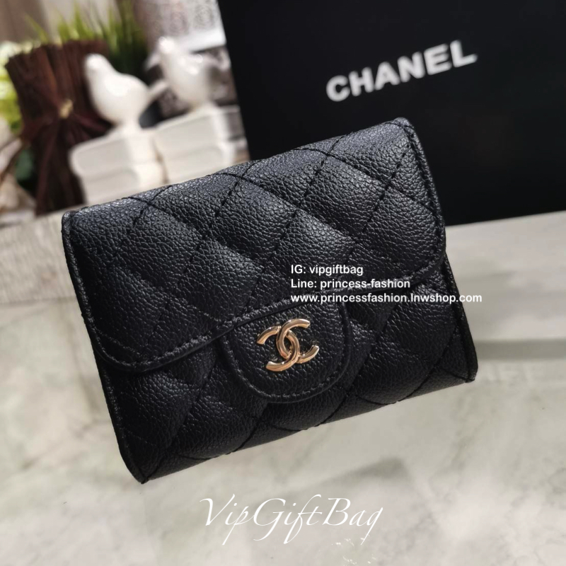 CHANEL SHORT WALLET VIP Gift With Purchase พรีเมี่ยมกิ้ฟ Chanel ไอเท็มนี้แนะนำค่ะ ลูกค้าสั่งพรีออเดอร์กันเยอะมาก วัสดุหนังด้านขึ้นลายตารางคลาสสิค ไม่มีเอ้าท์ เปิดปิดด้วยฝาปิด ด้านหน้าประดับโลโก้แบรนด์อะไหล่เงินสวยหรูดูดี ด้านหลังมีช่องใส่ของ ภายในมีช่องแบ