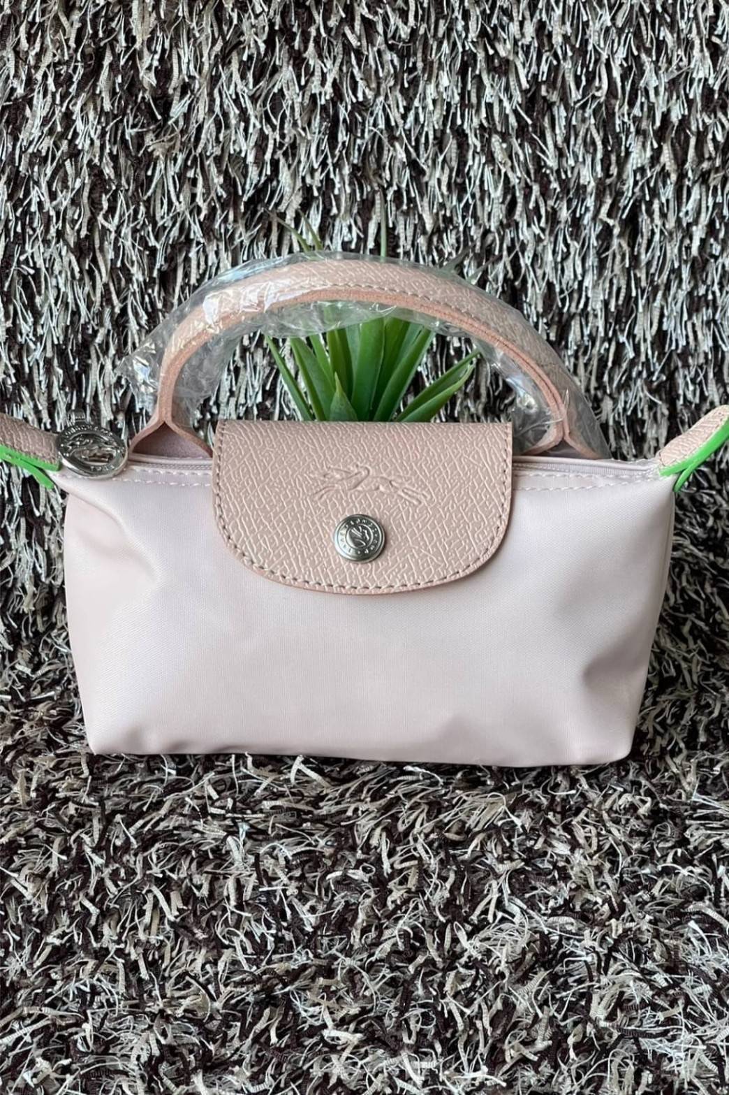 LONGCHAMP LE PLIAGE ORIGINAL Pouch with handle กระเป๋าถือขนาดมินิทรงpouch ให้ความหรูหราจาก Le Pliage (เลอ ปลิยาจ) ในขณะที่ที่ปิดแบบซิปช่วยให้คุณมั่นใจได้