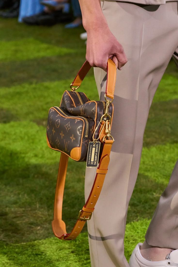 LV Nil bag Monogram Canvas กระเป๋าสะพายทรงแมสเซ็นเจอร์สไตล์วินเทจ ครอสบอดี้รุ่น Nil หรูหรา พิมพ์ลาย โมโนแกรมพาตินา VVT ช่วยขับเน้นลุควินเทจให้โดดเด่น