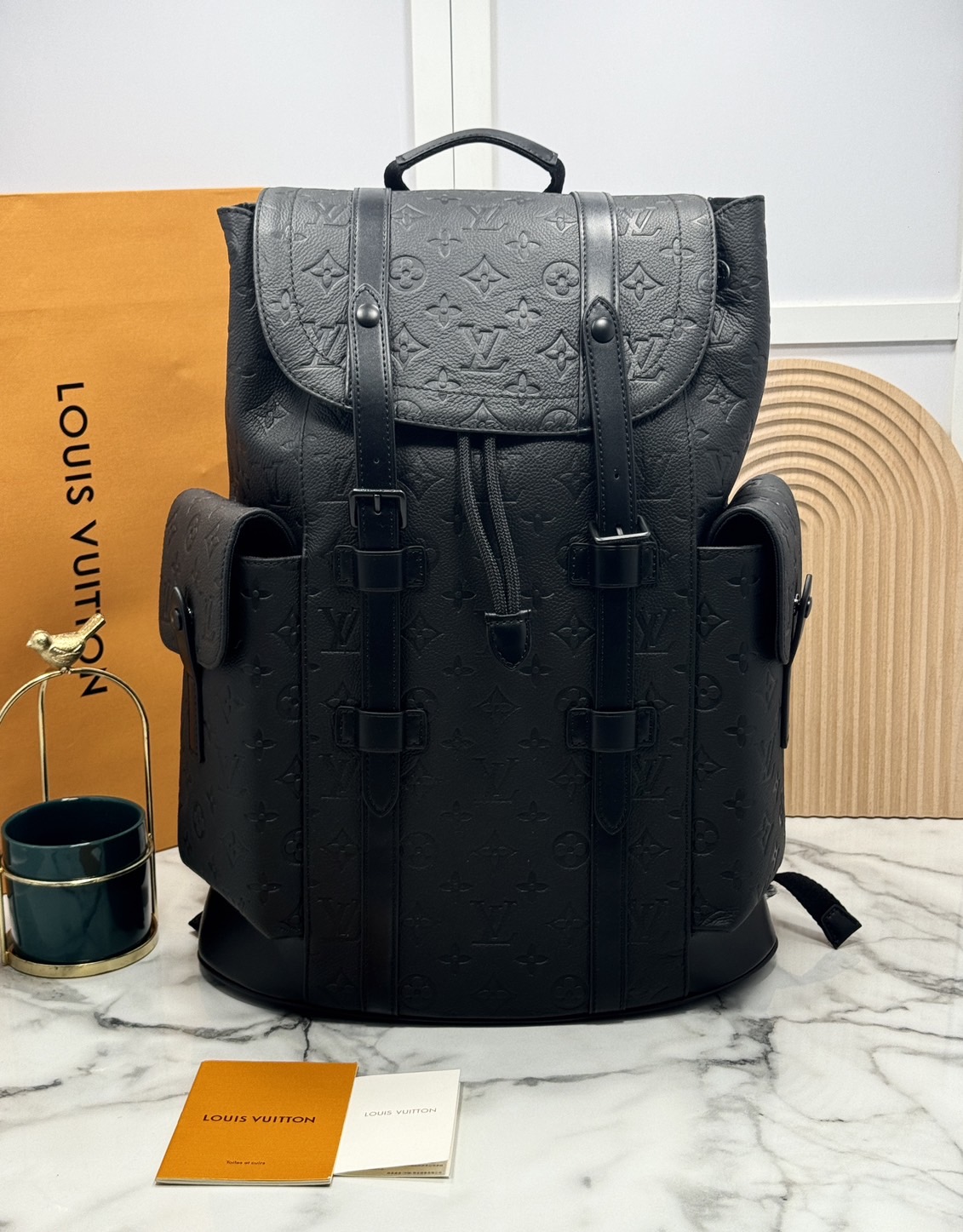 LV Christopher MM Backpack กระเป๋าเป้สะพายหลังขนาดกลาง สีดำเต็มใบสวยคลาสสิก ปั้มลายโมโนแกรม ตอบโจทย์การใช้งานด้วยช่องกระเป๋าด้านข้าง 2 ช่อง ดีไซน์กระดุมกดและสายรูดเพิ่มความปลอดภัยในการพกพาสิ่งของด้านใน