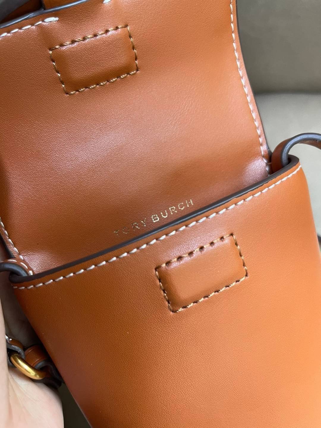 TORY BURCH MILLER METAL PHONE CROSSBODY อีกหนึ่งกระเป๋าใส่มือถือรุ่นฮิตที่เชื่อว่าหลาย ๆ คนต้องเคยเห็นผ่าน ๆ ตามาอย่างแน่นอน กับแบรนด์ Tory Burch ดีไซน์กระเป๋าทรงฝาพับแม่เหล็กใช้งานง่าย มาพร้อมดีเทล Logo สีเดียวกับเฉดสีของกระเป๋า แต่ยังมีความน่ารักด้วยทรง