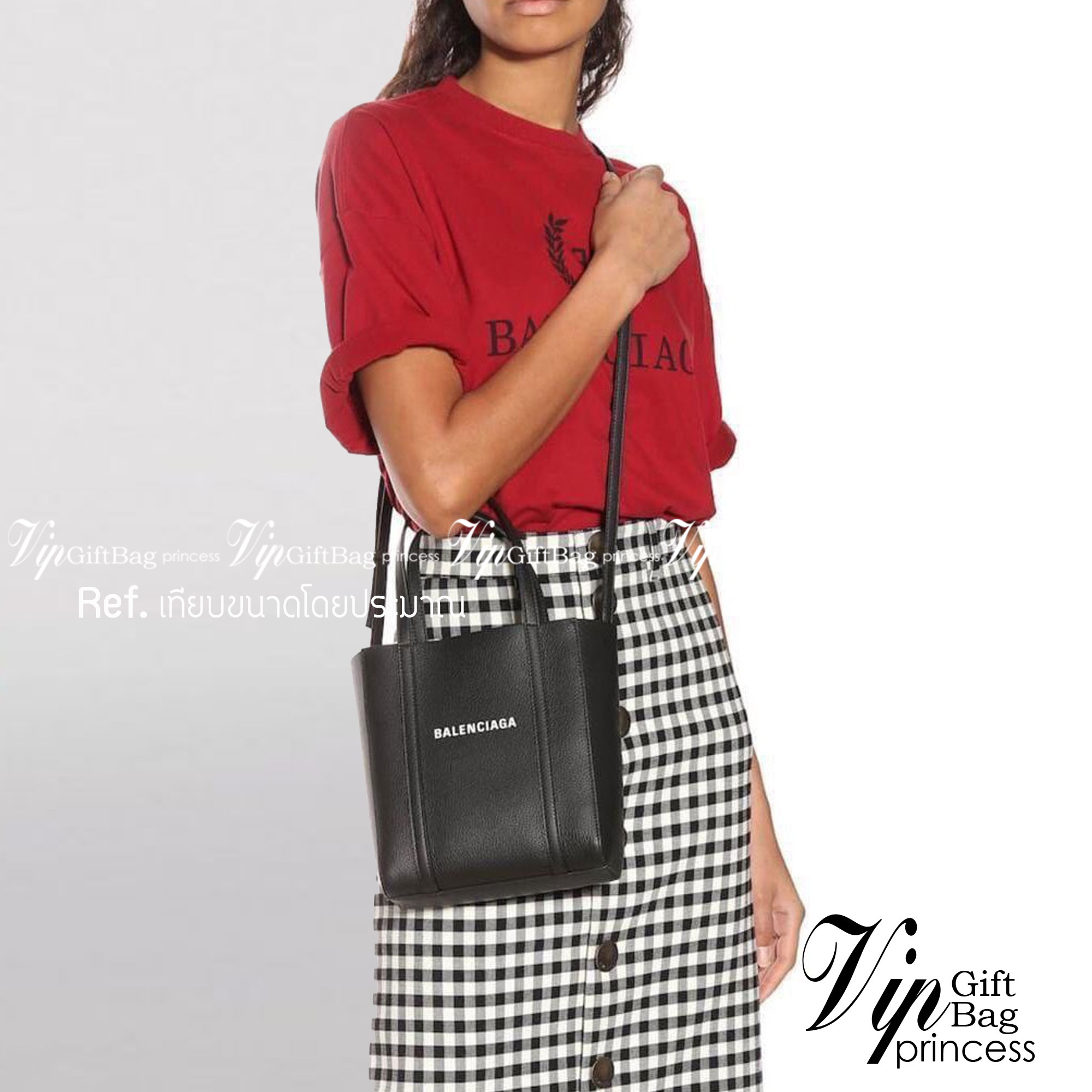 BALENCIAGA Everyday Tote Bag กระเป๋าโท้ทมินิไซส์ สาวๆอย่างเราถูกใจ ขนาดกะทัดรัด สีดำคลาสสิค ใช้ได้ในทุกโอกาส สะพายไปเรียน ไปทำงาน เหมาะทุกลุค วัสดุหนังคุณภาพดี สาวๆต้องไม่พลาดเลยน้า