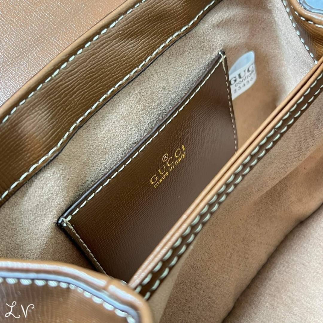 Gucci Horsebit 1955 mini bag / GG VINTAGE CROSSBODY BAG กระเป๋าสะพายข้าง สวยย้อนยุค ดีไซน์วินเทจแฝงความหรู เปิด-ปิดด้วยกระดุมแม่เหล็ก ภายในโล่งกว้าง แบ่งสัดส่วนไว้อย่างดี สายสะพายมีให้ 2 ถึงแบบ สลับใช้ได้ไม่มีเบื่อ แถมยังมีหูจับในตัว เข้าได้กับทุกลุค แมทช