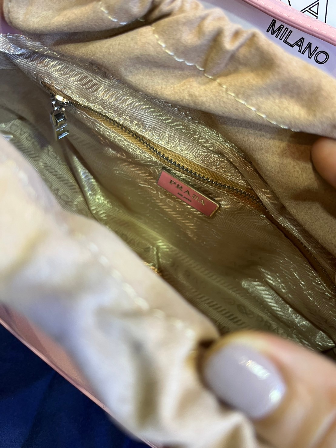 Prada Double 2 way leather handbag / PRADA LEATHER HANDBAG พร้อมส่งที่ไทย กระเป๋าถือหูจับในตัว 2 เส้น พร้อมสายสะพายยาว รูปทรงคลาสสิคใช้งานง่าย มีกิมมิกที่ภายในมีหูรูดน่ารักสุดๆ