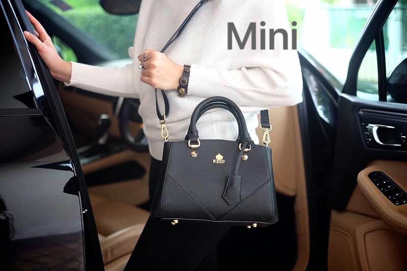 รุ่นขายดีที่สุด 👍 จากแบรนด์ KEEP รุ่น Elegance รอบนี้เข้ามา 2 size ให้เลือกเลยค่า **จุดเด่นที่ >หนังคุณภาพ ลายหนัง saffiano > ถือสะพายเข้าง่ายกับทุกชุด >ทรงสวยมากคะ ขนากกระเป๋ากำลังดีคะ ใส่ กปต ยาว มือถือได้ทุกรุ่น > มีช่องย่อยแบ่งเก็บ