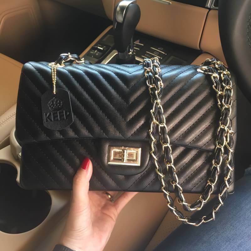 ทางร้าน ได้กระเป๋า จากแบรนด์ KEEP รุ่น KEEP shoulder chevron chain handbag สวย หรู มากๆ เลยน๊า กระเป๋าอยู่ทรง **หนังแกะนิ่มมากคะ สายโซ่สะพายสบายคะ สายปรับ สั้น ยาวได้คะ ภายในสีแดง มีช่องใส่ของจิกจิงหลายช่องแบ่งเก็บของเป็นสัดส่วนมากๆคะ **ใบจริงสวยมาก เข้าก