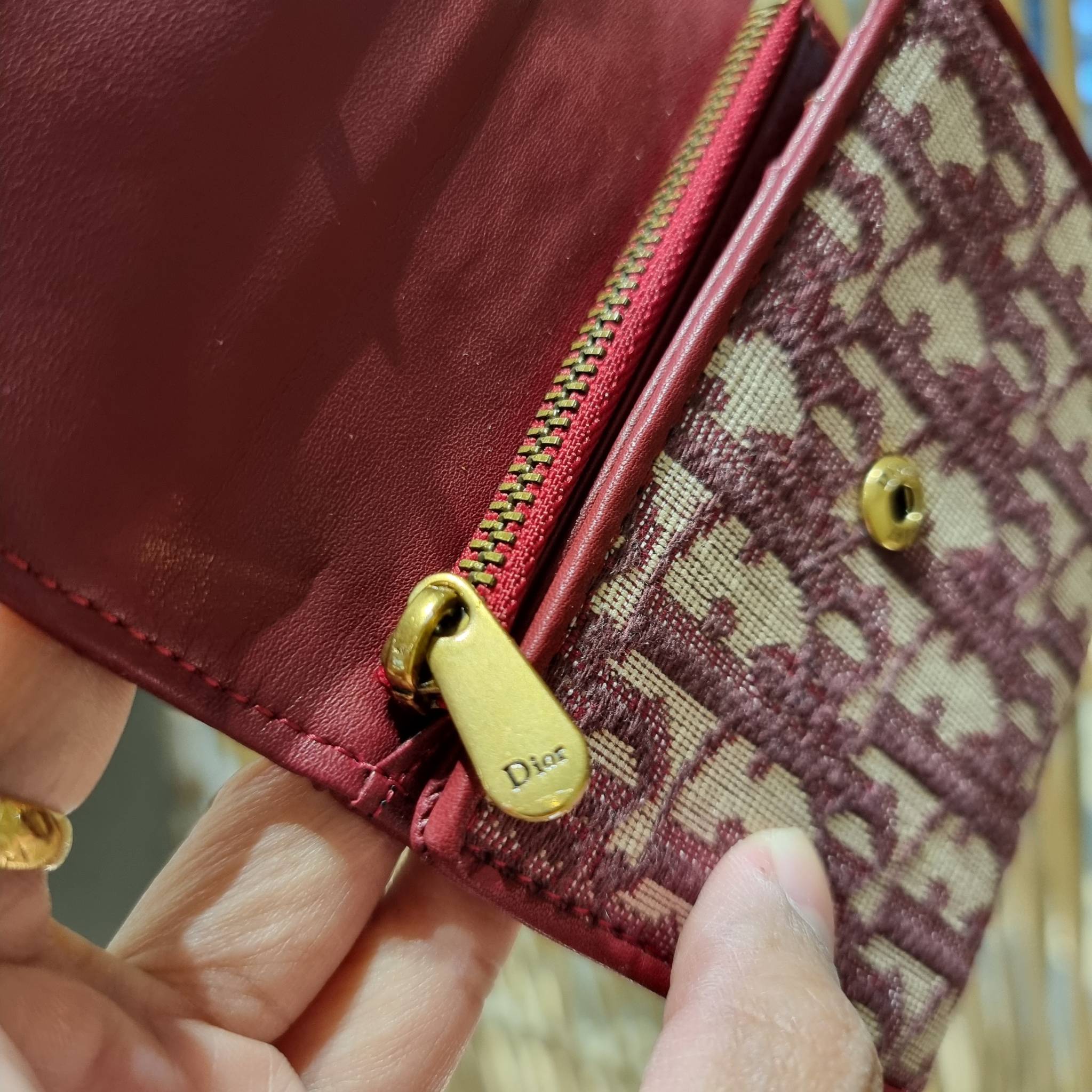 VIP 】CD TRIFOLD WALLET WITH GWP ที่สุดของความคลาสสิค กระเป๋าสตางค์ใบสั้นแบบพับ พรีเมี่ยมกิ๊ฟจากเคาน์เตอร์ วัสดุผ้าแคนวาสปักลาย สลับหนังแท้ภายใน โลโก้สีทองเหลือง สวยวินเทจ โดดเด่นเป็นเอกลักษณ์ ภายในมีช่องใส่บัตร ใส่ธนบัตร ใส่เหรียญได้ คัดมาให้แบบปังๆ ต้องจ