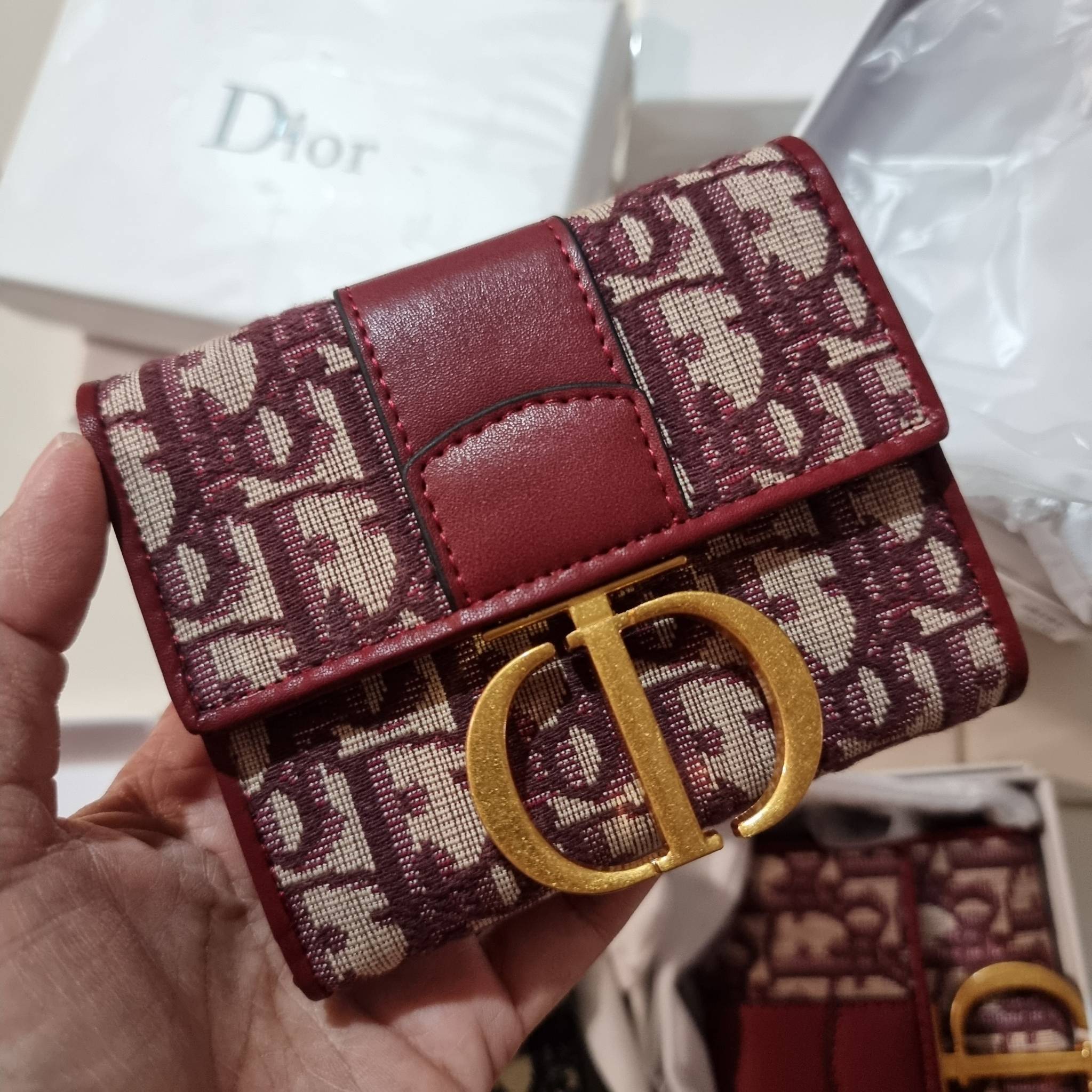 VIP 】CD TRIFOLD WALLET WITH GWP ที่สุดของความคลาสสิค กระเป๋าสตางค์ใบสั้นแบบพับ พรีเมี่ยมกิ๊ฟจากเคาน์เตอร์ วัสดุผ้าแคนวาสปักลาย สลับหนังแท้ภายใน โลโก้สีทองเหลือง สวยวินเทจ โดดเด่นเป็นเอกลักษณ์ ภายในมีช่องใส่บัตร ใส่ธนบัตร ใส่เหรียญได้ คัดมาให้แบบปังๆ ต้องจ