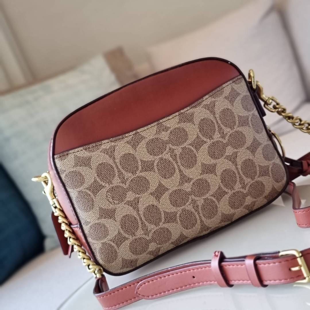 COACH 31208 CAMERA BAG IN SIGNATURE CANVAS รุ่นหายาก กระเป๋า crossbody ทรงกล่องสวยหรู ดีไซน์ลงตัว สีแทนรัสท์โดดเด่น วัสดุหนังแคนวาสเคลือบลาย ตัดด้วยอะไหล่ทองเหลือง สวยเข้ากันสุดๆ!! เปิด-ปิดกระเป๋าด้วยซิปพวงหนัง ภายในโล่งกว้าง ใส่ของสำคัญได้ครบ ใบนี้ใบเดีย