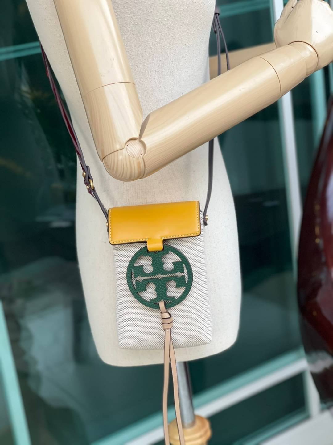 OUTLET 💕Tory Burch Miller Canvas Phone Crossbody ขึ้นชื่อว่ากระเป๋าสำหรับใส่มือถือหรือของจุกจิกต่างๆ โดยให้เหมาะกับการใช้งานนั้นมีไม่มาก คอลเลคชั่นนี้ออกมาเพื่อเอาใจสาวๆโดยเฉพาะ สีสันสุภาพ