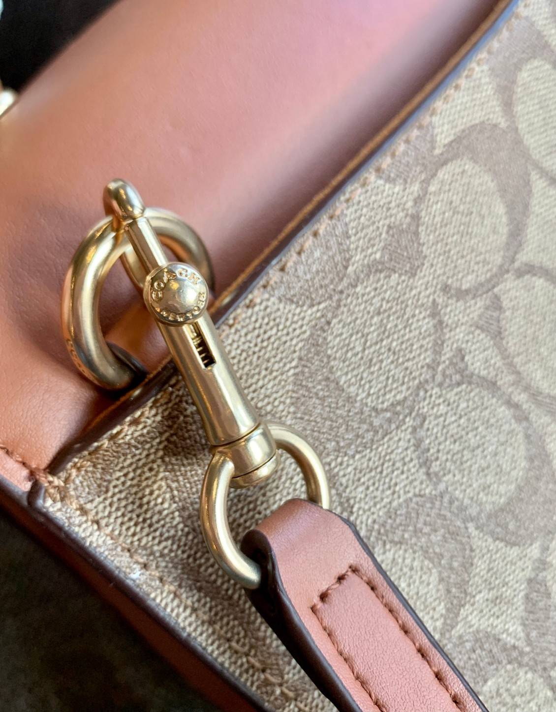 สวย หรู ดูดี รุ่นนี้กัยเลยค่า!! COACH TILLY TOP HANDLE SATCHEL IN SIGNATURE ((76620)) พร้อมส่งความสวย ห้ามพลาดค่ะ! กระเป๋าหิ้ว//คล้องมือ//สะพายข้างได้ ทรงสวย หนังแท้เรียบ+ลายCได้สวยงามค่ะ เปิดปิดกระเป๋าแบบหมุนล็อค ภายในมีช่องหลักใส่ของ2ช่อง สามารถใส่กระเป