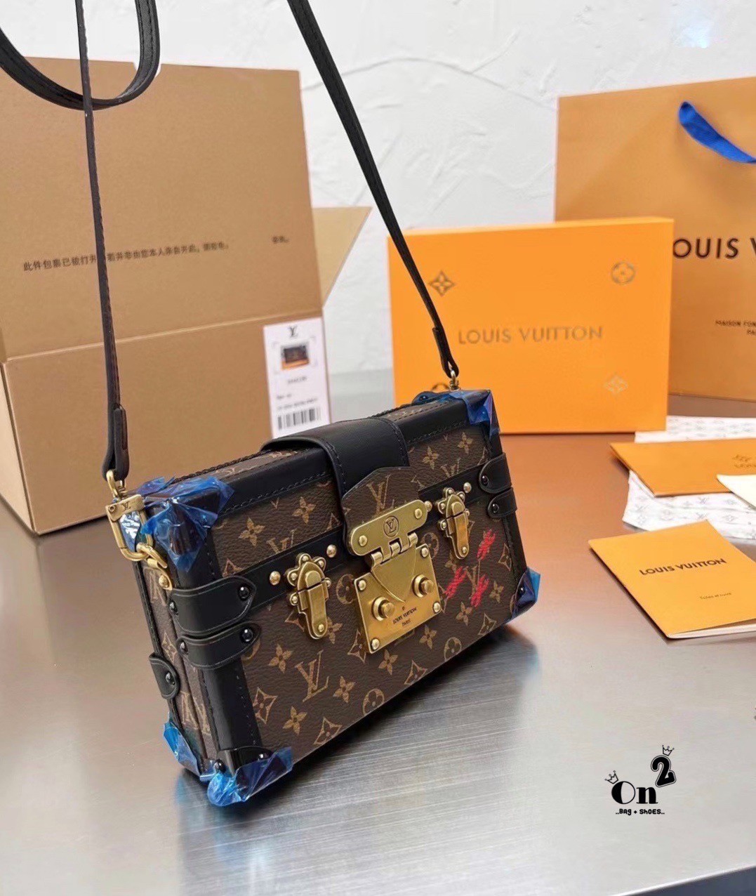 Louis vuitton trunk monogram / LV TRUNK CLUTCH 8" vip mirror ภาพถ่ายจากงานขายจริง กระเป๋าสะพายลายโมโนแกรมทรงกล่อง เปิดได้รอบ งานสวยเป๊ะมากค่ะ สวยรุ่นนี้ดาราใช้กันเยอะผู้หญิงสะพายได้ ผู้ชายสะพายดี ใครรออยู่รอบนี้ห้ามพลาดน้า