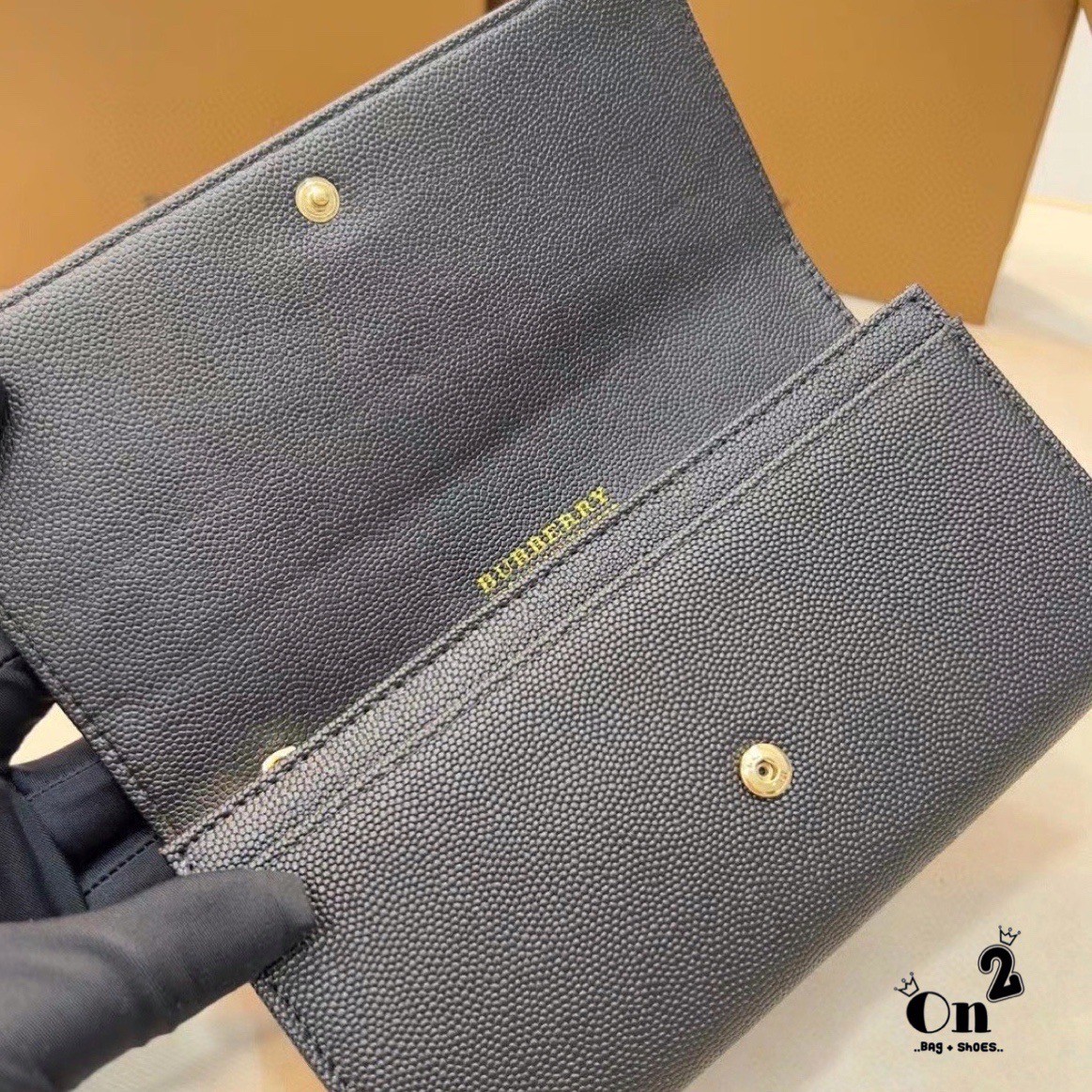 BURBERRY long wallet / BB vintage long wallet กระเป๋าสตางค์ใบยาวแบรนด์หรู เป็นไอเท็มสุดฮิต ติดทุกกระแส แรงไม่เคยตก รุ่น unisex สีไหนใครๆก็ใช้ได้หมด อยู่ที่ใจ!! ❤️ ใบยาวขนาดกำลังเหมาะมือ ถือแล้วขับผิวทุกสี ภายในมีช่องใส่บัตรเยอะ แบ่งสัดส่วนสวย ใส่ธน