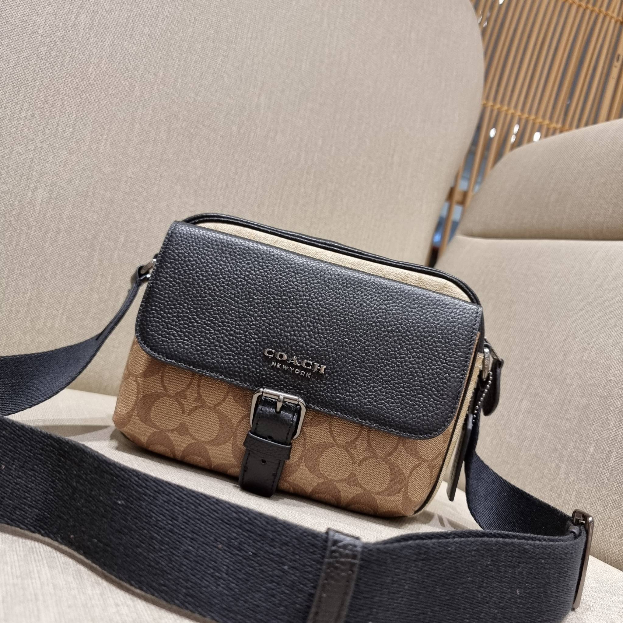 COACH C6080 HUDSON CROSSBODY IN BLOCKED SIGNATURE CANVAS ยกความคูลมาให้หนุ่มๆถึงที่!! ไอเท็มเด็ดหายาก กระเป๋าสะพายข้างดีไซน์ตัดสี เท่ไม่ซ้ำ วัสดุหนังแคนวาสสลับหนัง pepble ทนทาน ใช้งานง่าย ด้วยฝาปิดแบบกระดุมแม่เหล็กด้านหน้า และซิปที่ช่องหลัก ใช้ของได้เลยแบ