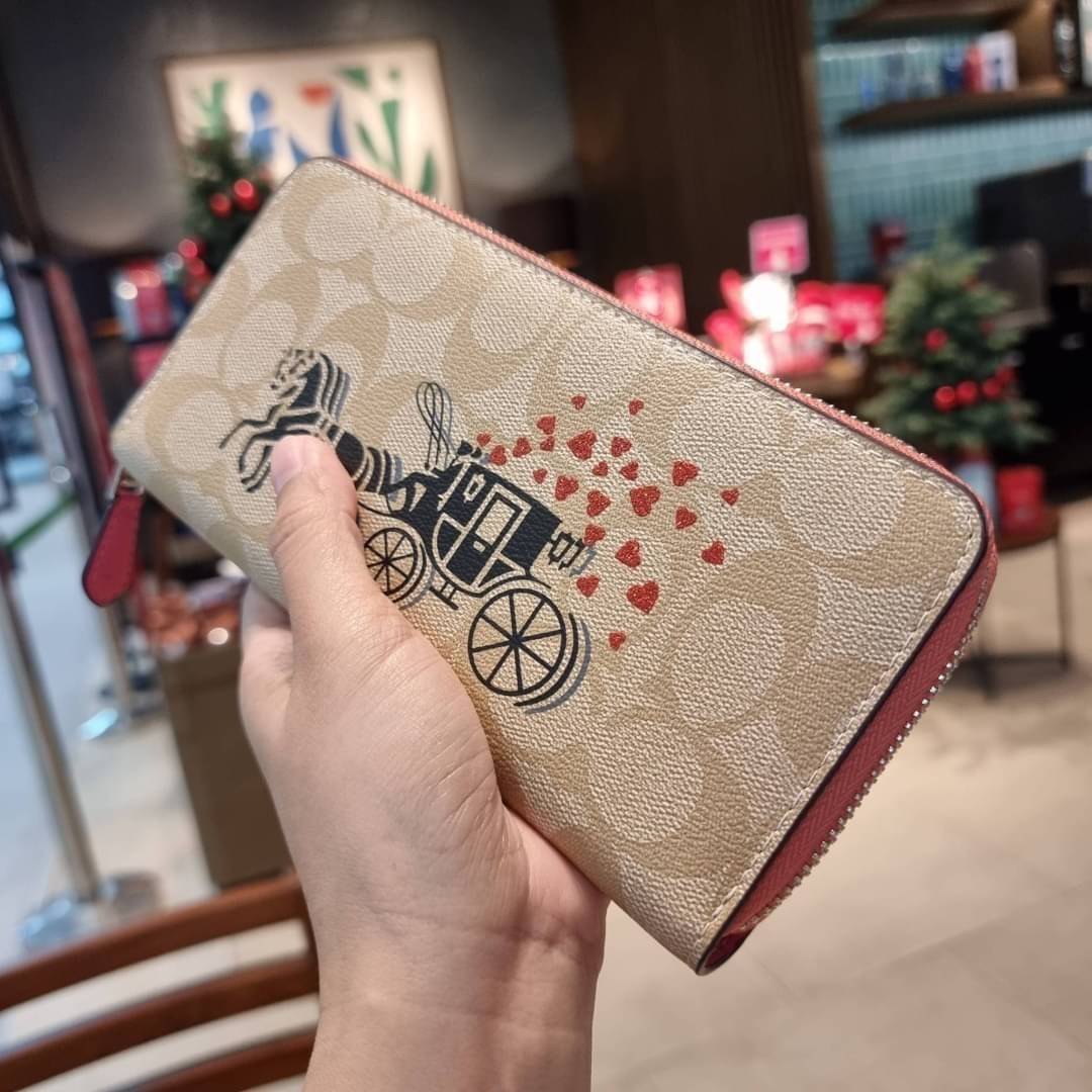 COACH ACCORDION ZIP WALLET IN SIGNATURE CANVAS กระเป๋าสตางค์ใบยาวนี้ที่เหมาะกับการใช้งานทุกรูปแบบ นอกจากเพิ่มความมั่นใจแล้ว ยังทำให้ชีวิตของเราง่ายขึ้นอีกด้วย โดยการเปิดปิดแบบซิปรอบ สามารถใส่ธนบัตร เหรียญ บัตรต่างๆได้หลายใบเลยทีเดียว ขนาดของกระเป๋าสามารถถ