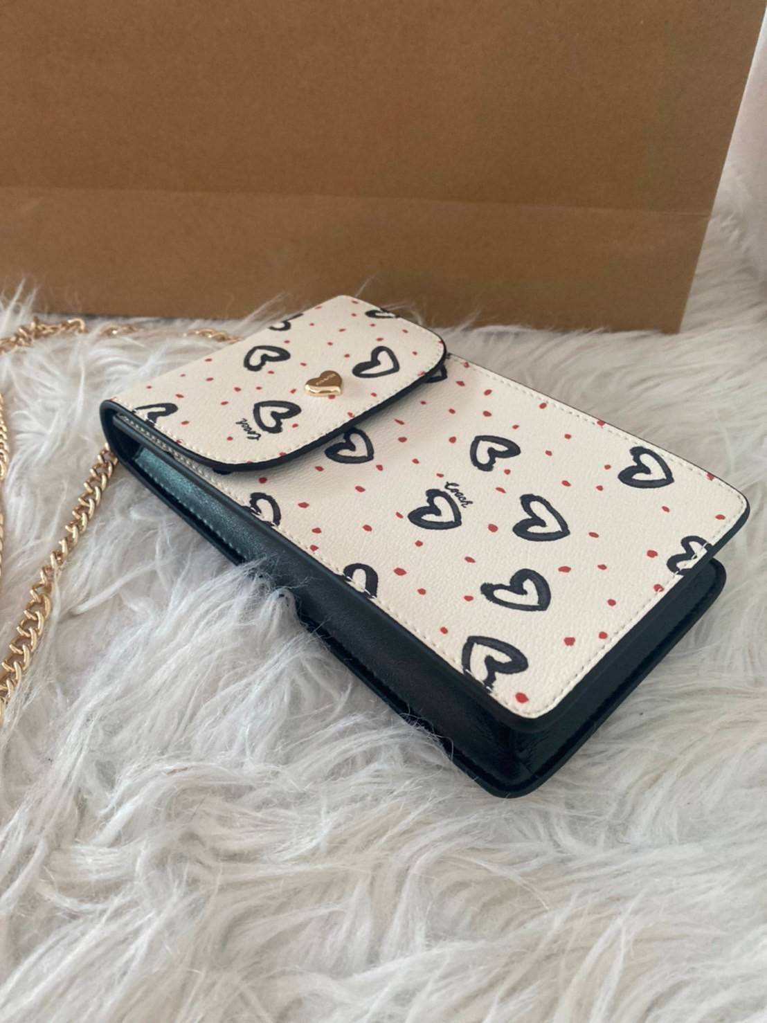 COACH NORTH/SOUTH CROSSBODY IN SIGNATURE CANVAS แจกความสดใสกันอีกครั้ง!! กับกระเป๋าสะพายเอนกประสงค์ Case phone ใส่โทรศัพท์มือถือได้ทุกรุ่น ดีไซน์ลายผลไม้ฉ่ำๆ สวยมีเสน่ห์ 💖 วัสดุหนังแคนวาสคุณภาพ ฝาและภายในเป็นหนังแท้ เปิด-ปิดด้วยกระดุม สายสะพายยาวป