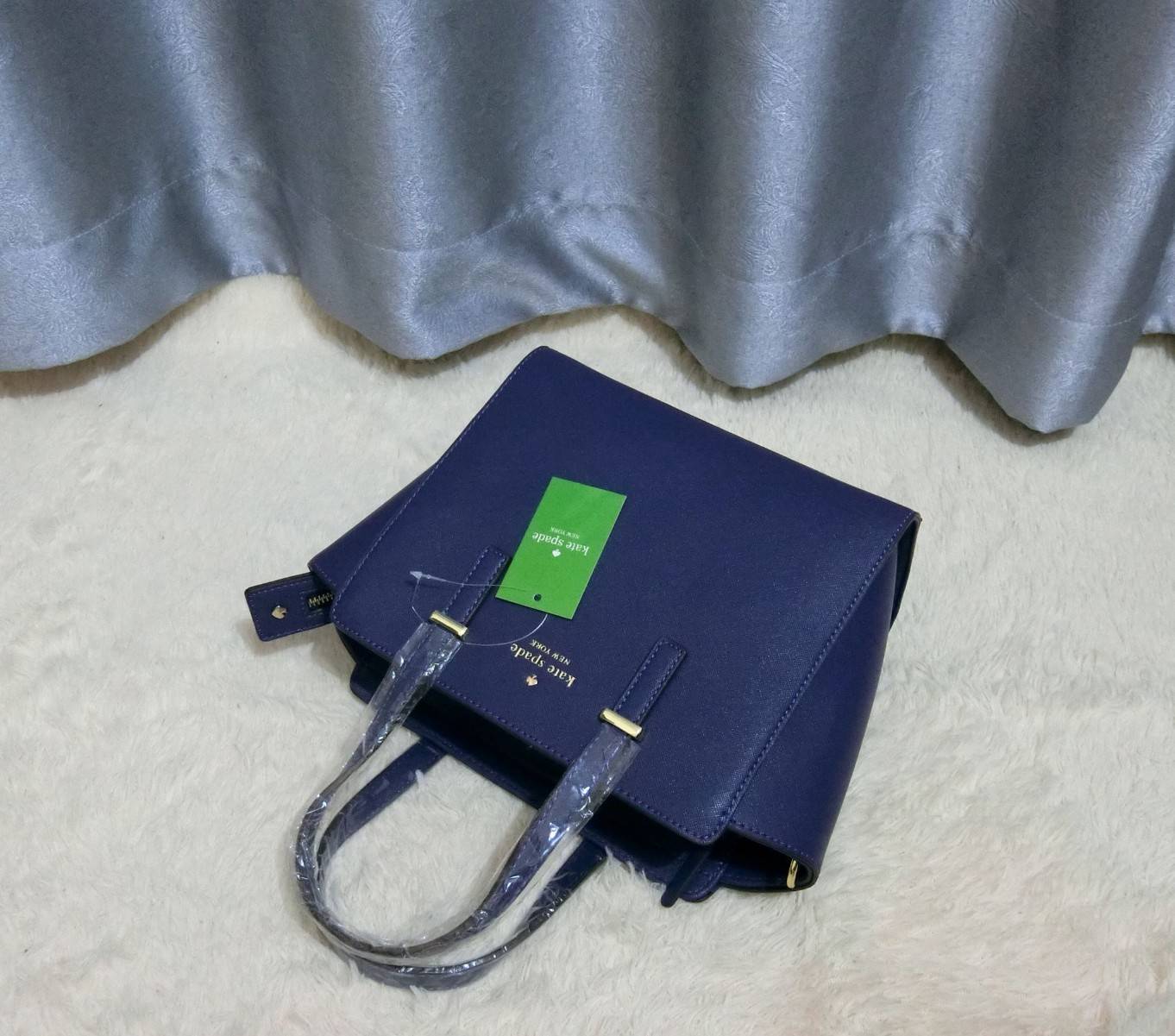 KATE SPADE NEW YORK CEDAR STREET HAYDEN BAG กระเป๋าถือหรือสะพายหนัง Saffiano สวยหรูอยู่ทรงสไตล์ PRADA ด้านหน้าประดับโลโก้สีทองสวยไฮโซ ภายในมีช่องซิปและช่องเล็ก ซับในอย่างดีสกรีนลาย Kate Spade กว้างและจุ ใส่ ipad mini กระเป๋าสตางค์ ของใช้ได้เยอะ มีหมุดรองฐ