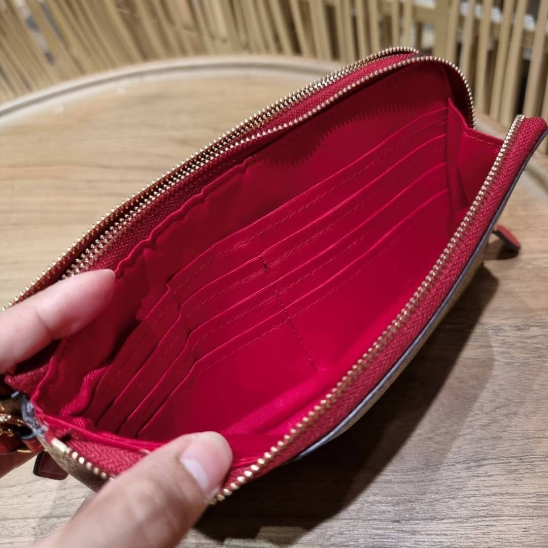 COACH F54057 DOUBLE ZIP WALLET IN SIGNATURE กระเป๋าคล้องมือ size L ใบนี้ใส่มือถือได้ทุกรุ่น ขนาดกำลังดี พกพาสะดวกมากๆ วัสดุหนังสังเคราะห์ ภายในเป็นผ้าสีสวยคม ใส่ธนบัตร ใส่บัตรได้เยอะ ใส่มือถือได้สบายๆทุกรุ่น ตอบโจทย์สาวๆที่ไม่ชอบพกเยอะวุ่นวายจ้า ใบนี้เอาอ