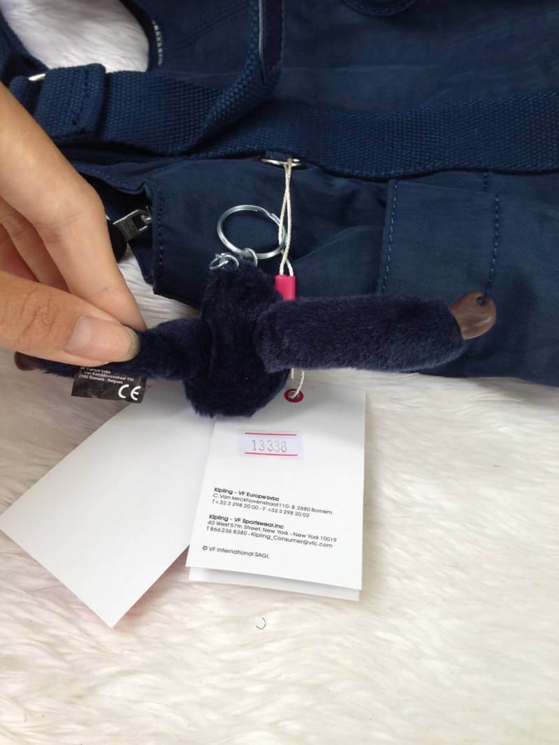 Kipling รุ่น Cicele กระเป๋าสะพายไหล่ใบใหญ่ สวยน่ารัก ตัวกระเป๋าด้านในเป็นช่องโล่งแบบปิดเปิดด้วยซิป มีช่องซิปด้านใน ด้านข้างกระเป๋า มี 2 ช่อง ปิดเปิด ด้วยเทป พร้อมที่ใส่โทรศัพท์ ปากกา และ MP 3 ในส่วนด้านใน และ ด้านข้างกระเป๋า ซ้าย-ขวา เป็นช่องขนาดเล็กสำหรั