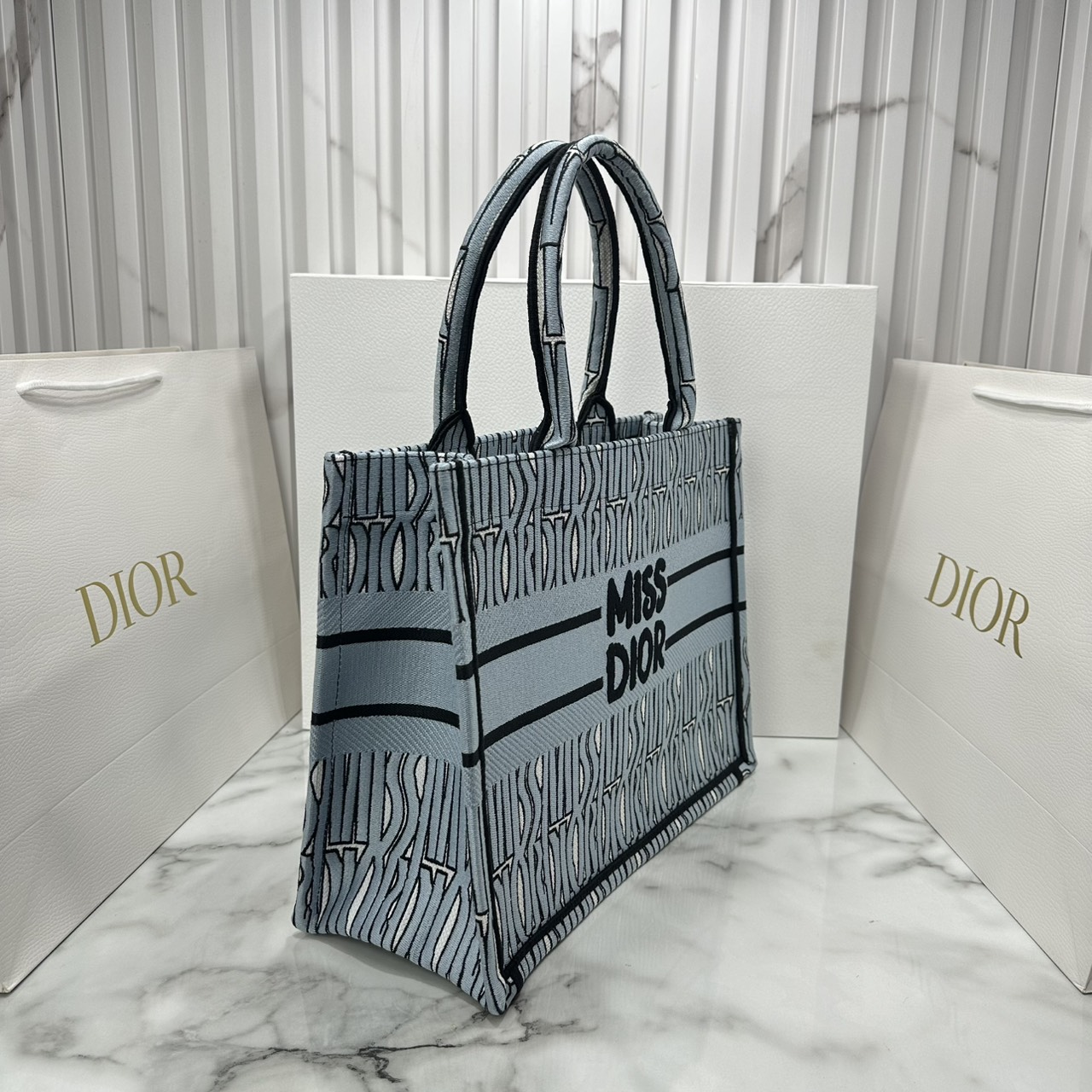 ORI หนังแท้ | Dior Miss Dior Allover Book Tote Handbag 14" กระเป๋าทรงโท้ทคอลใหม่ ดีไซน์ลวดลายกราฟฟิกสวยงามและหรูหราโดดเด่นไม่เหมือนใคร