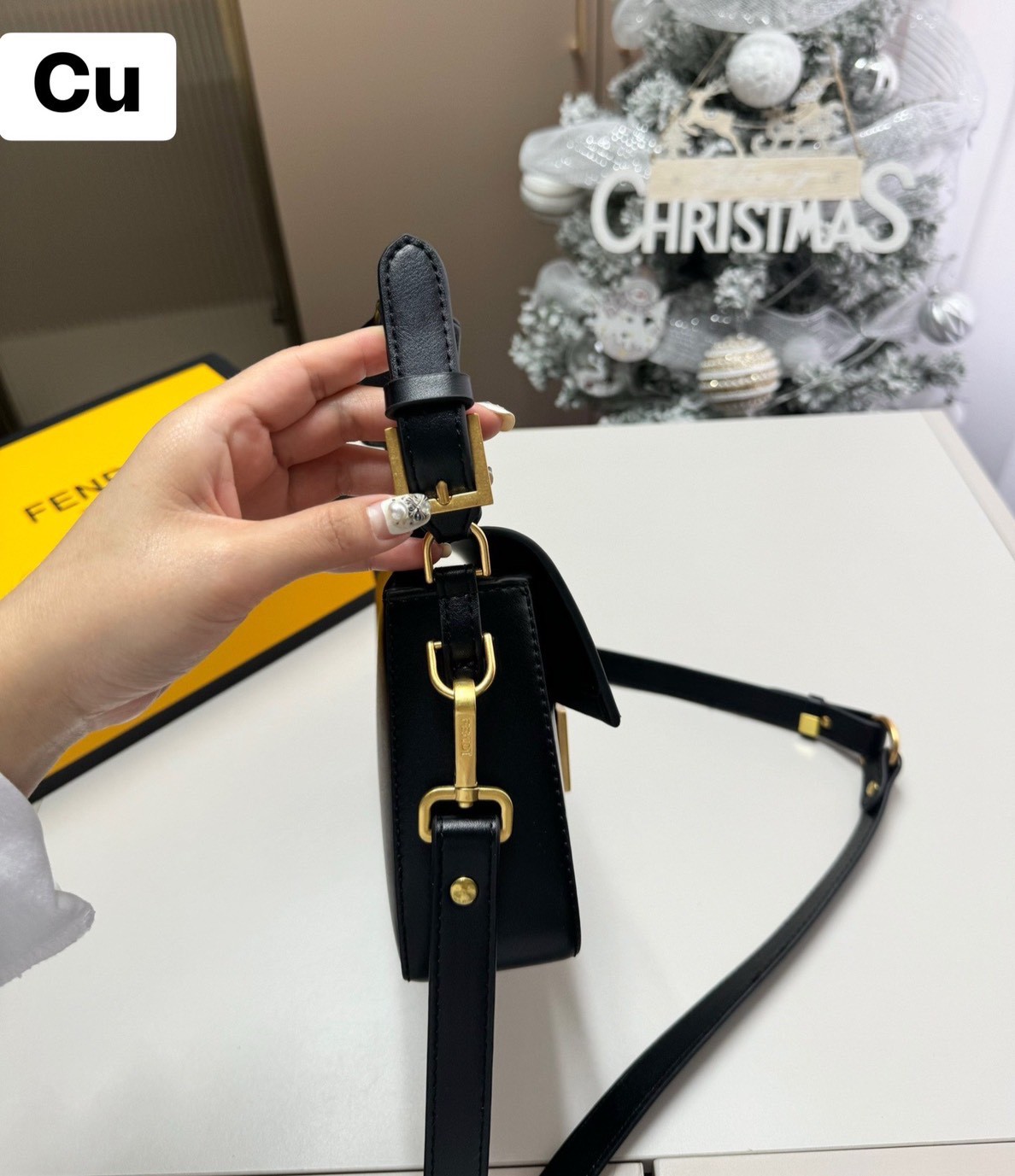 FENDI Baguette Leather Bag กระเป๋าสะพายทรงแบคเกตต์ หนังเรียบสวย อีกหนึ่งรุ่นใหม่ ปังไม่ไหวจ้าแม่!! เรียบหรูและคลาสสิคในตัว มาพร้อมสาย 2 แบบ สำหรับคล้องแขน และสายครอสบอดี้